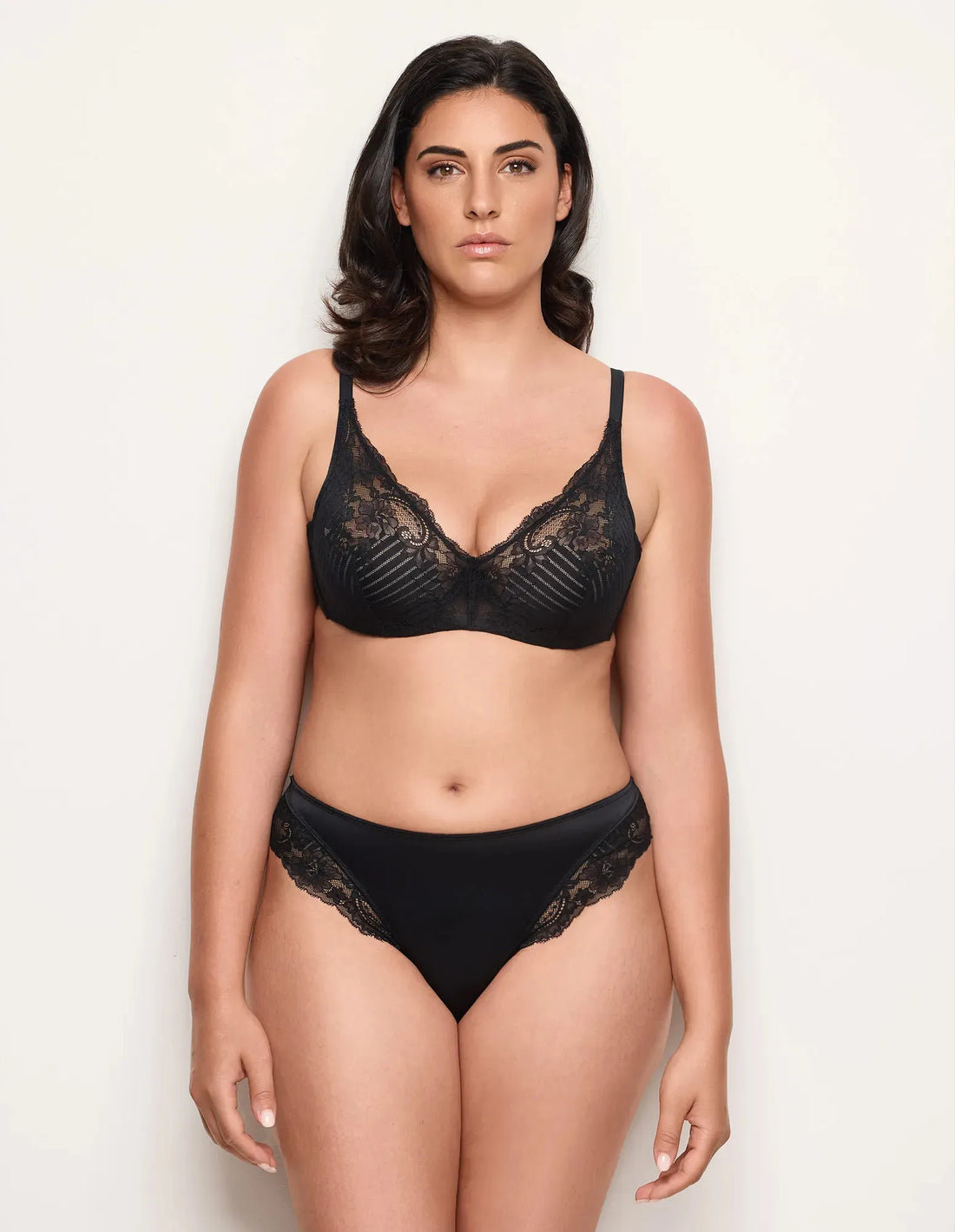 Yamamay_Black_Mid-Rise Briefs with Lace Details Ð Malic_ISLD183011_072_02