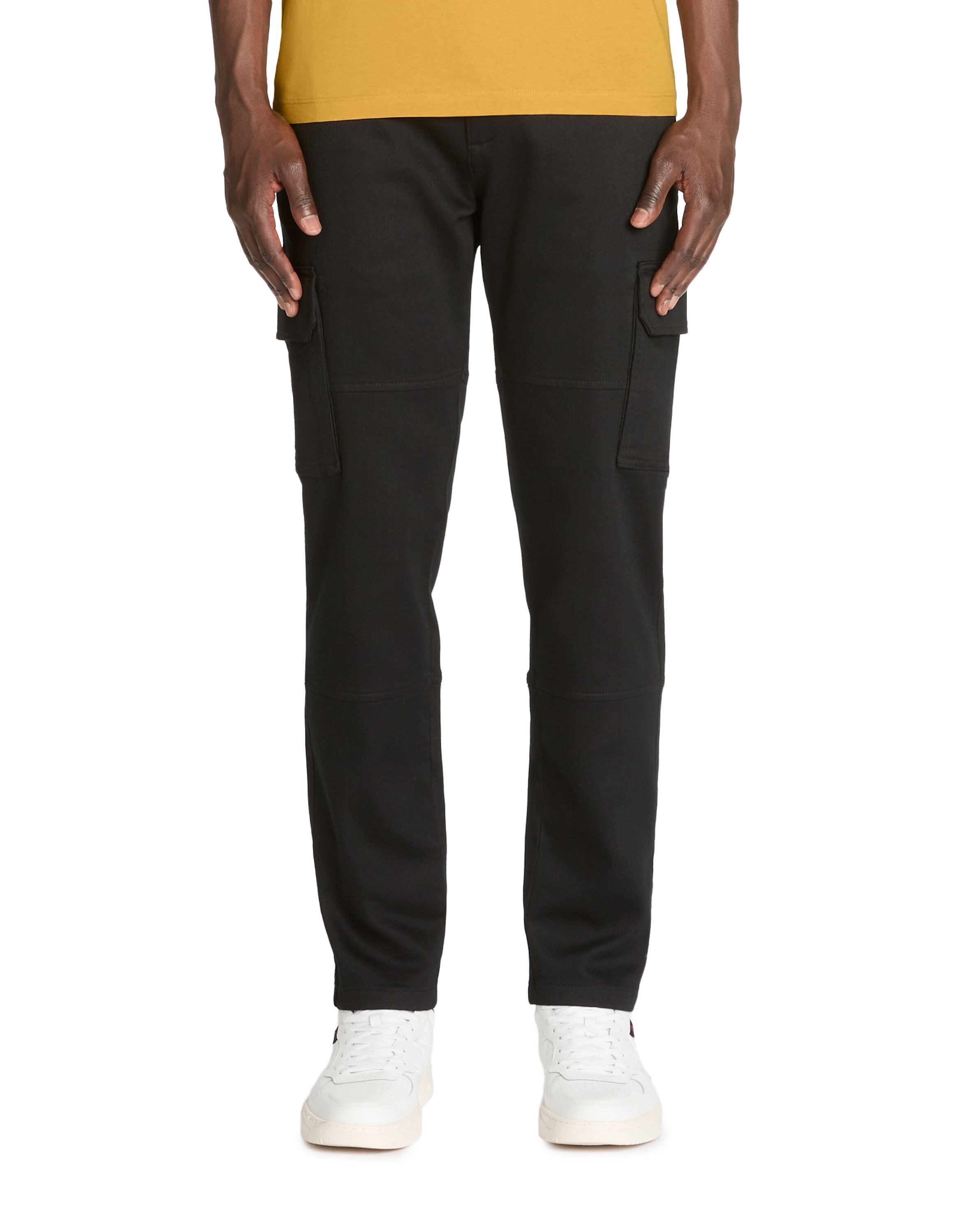Celio_Black Straight Cargo Pants_JOMAILLE_BLACK_02