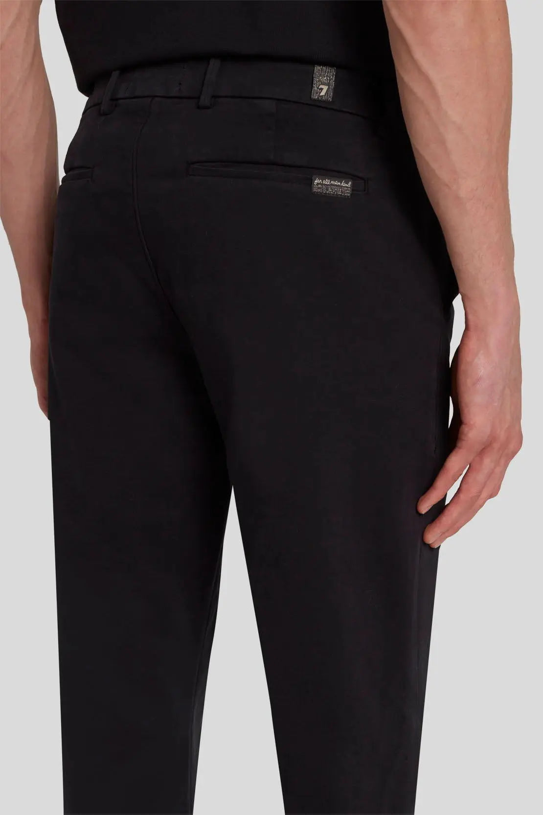 Slimmy Chino Tap. Luxe Performance Sateen Black_JSU9T490BL_BL_03