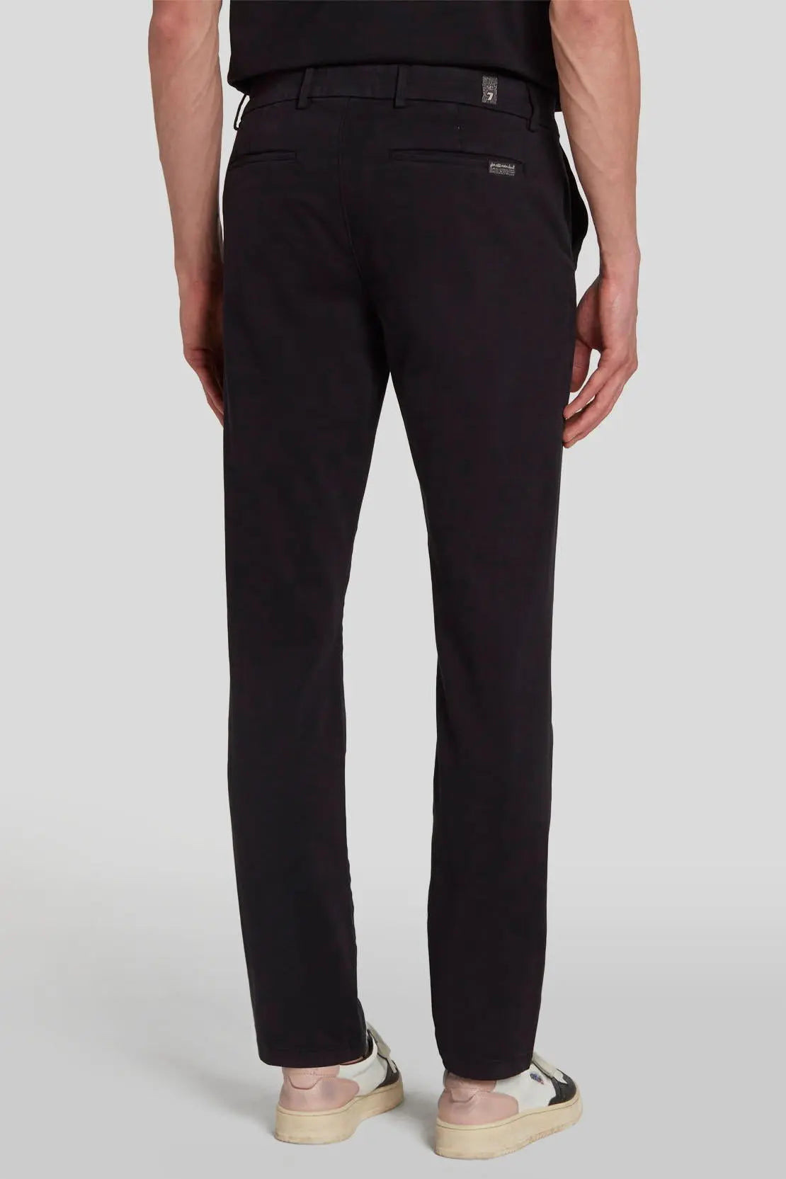 Slimmy Chino Tap. Luxe Performance Sateen Black_JSU9T490BL_BL_04