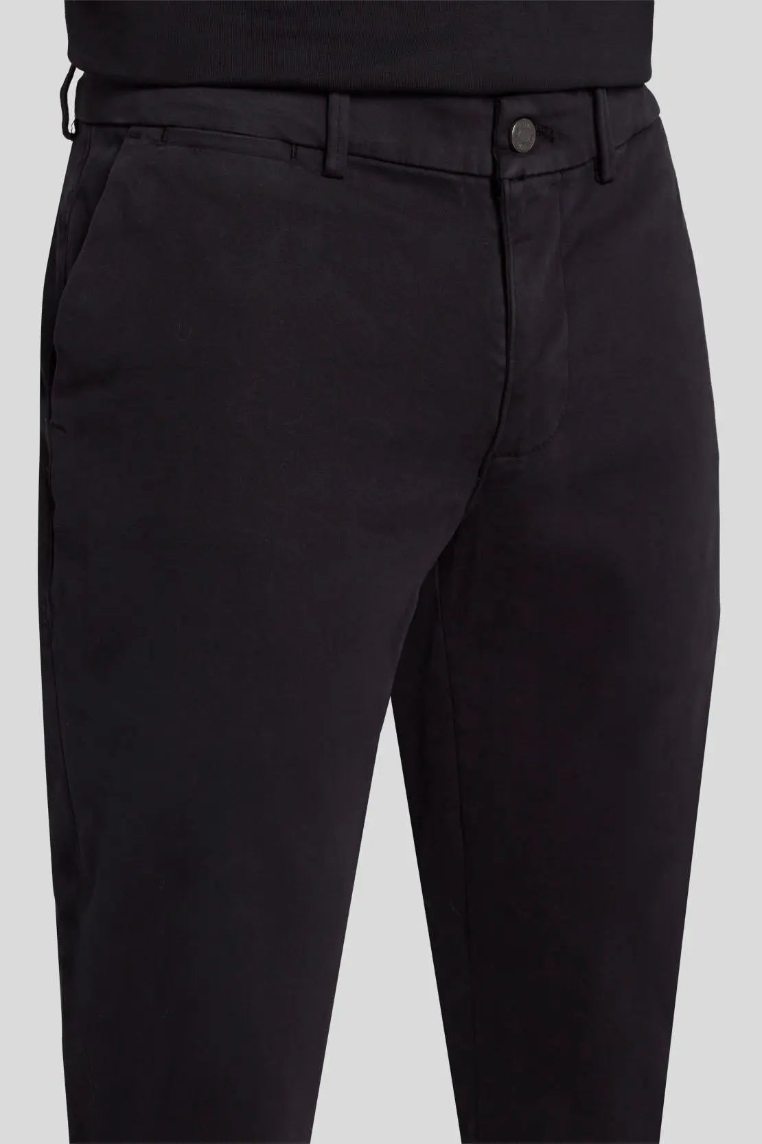 Slimmy Chino Tap. Luxe Performance Sateen Black_JSU9T490BL_BL_06