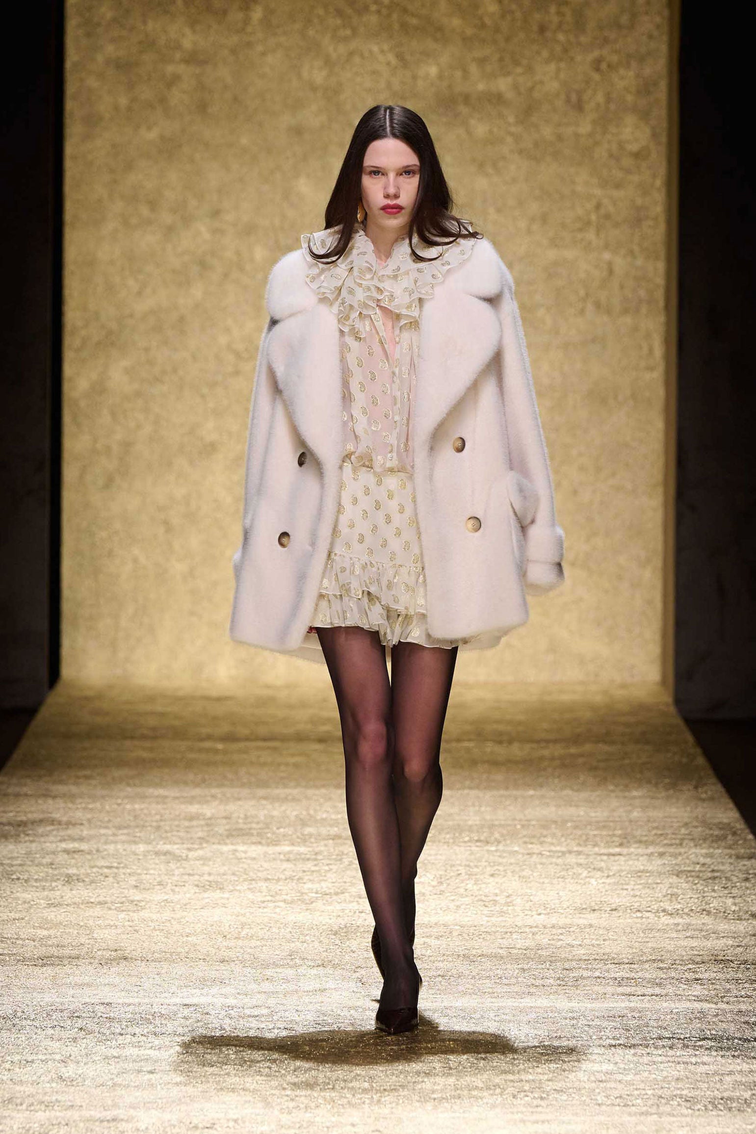 Luisa Spagnoli_Var Panna Oro_Latitudine - Silk Shirt with Lurex Details Ð Fashion Show_LATITUDINE_3916_05