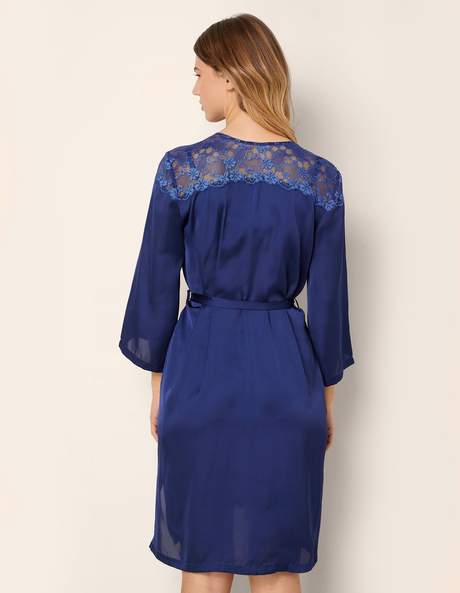 Yamamay_Satin Dressing Gown and Dark Blue Lace with Belt_LVED181001_215_03