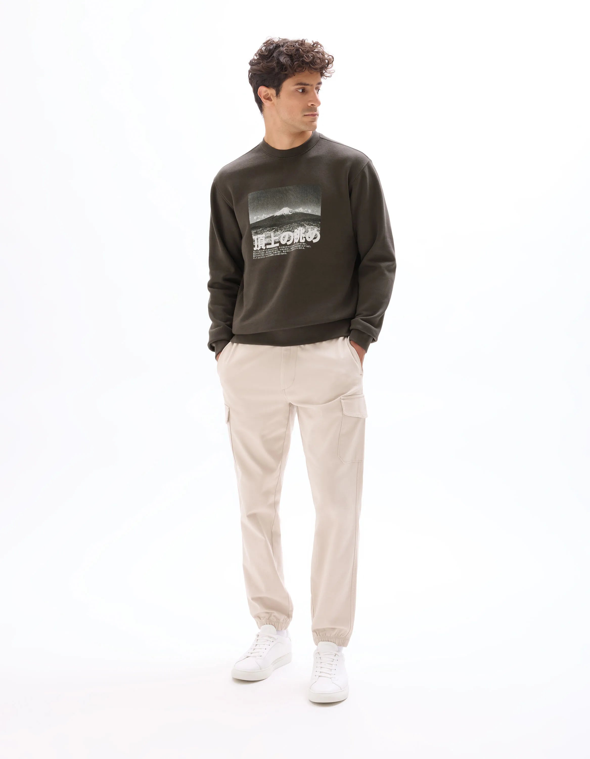 Celio_Carbone_Regular Crew Neck Sweatshirt with Asian Print_MEWIND_CARBONE_01