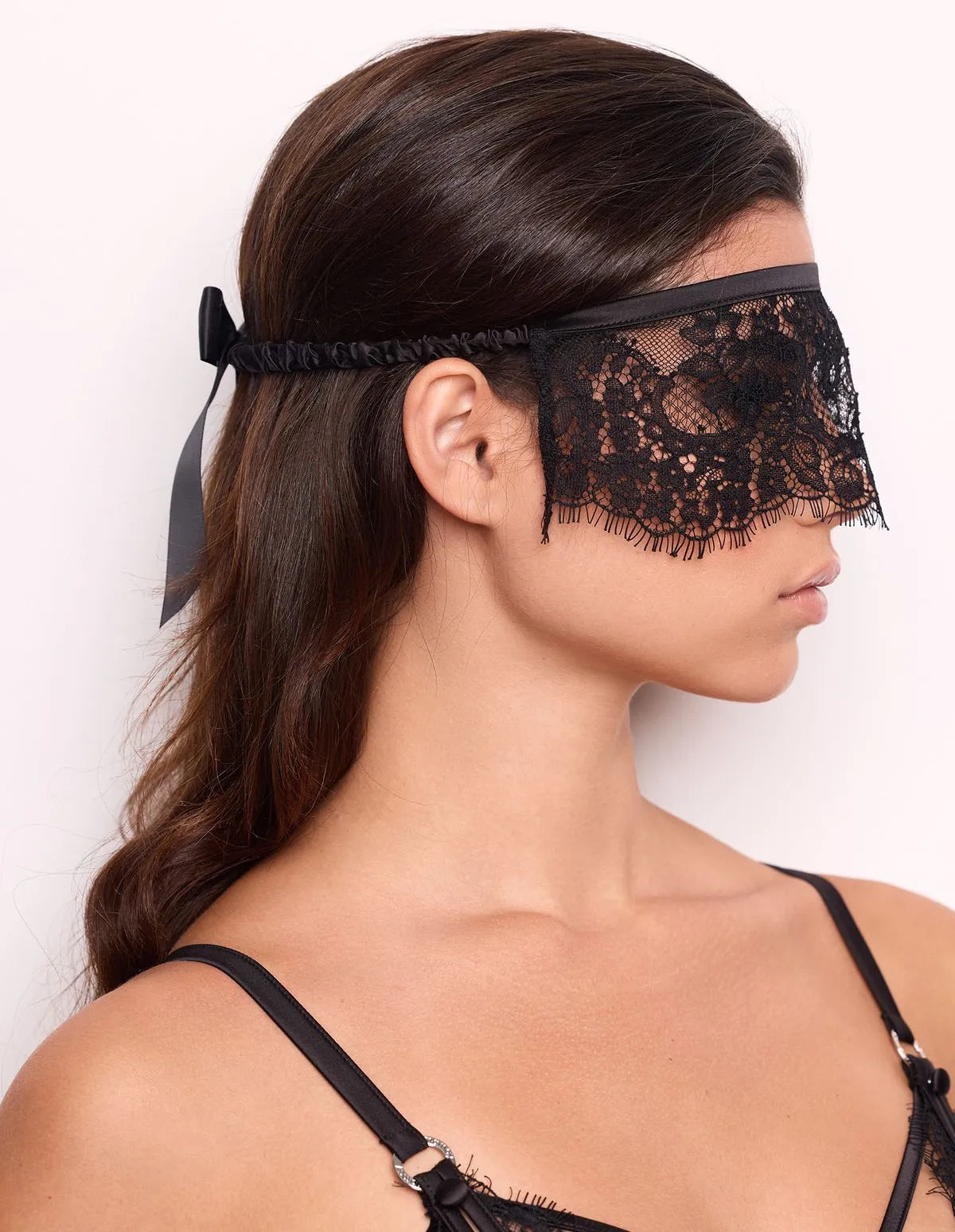 Yamamay_Black_Lace Mask and Gloves Set with Cutout Details Ð Priv� Kylie_SCTD183001_072_03
