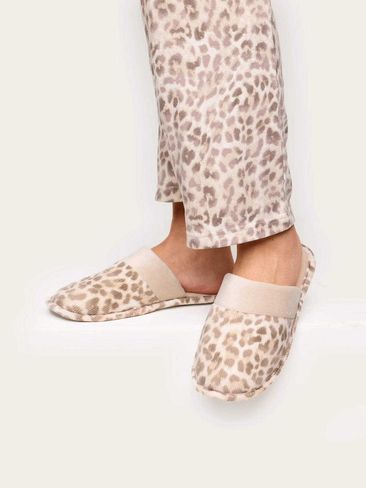 Yamamay PRINTED Women Slippers - Wild Soul SKU: SPFD193002_128 Image 02