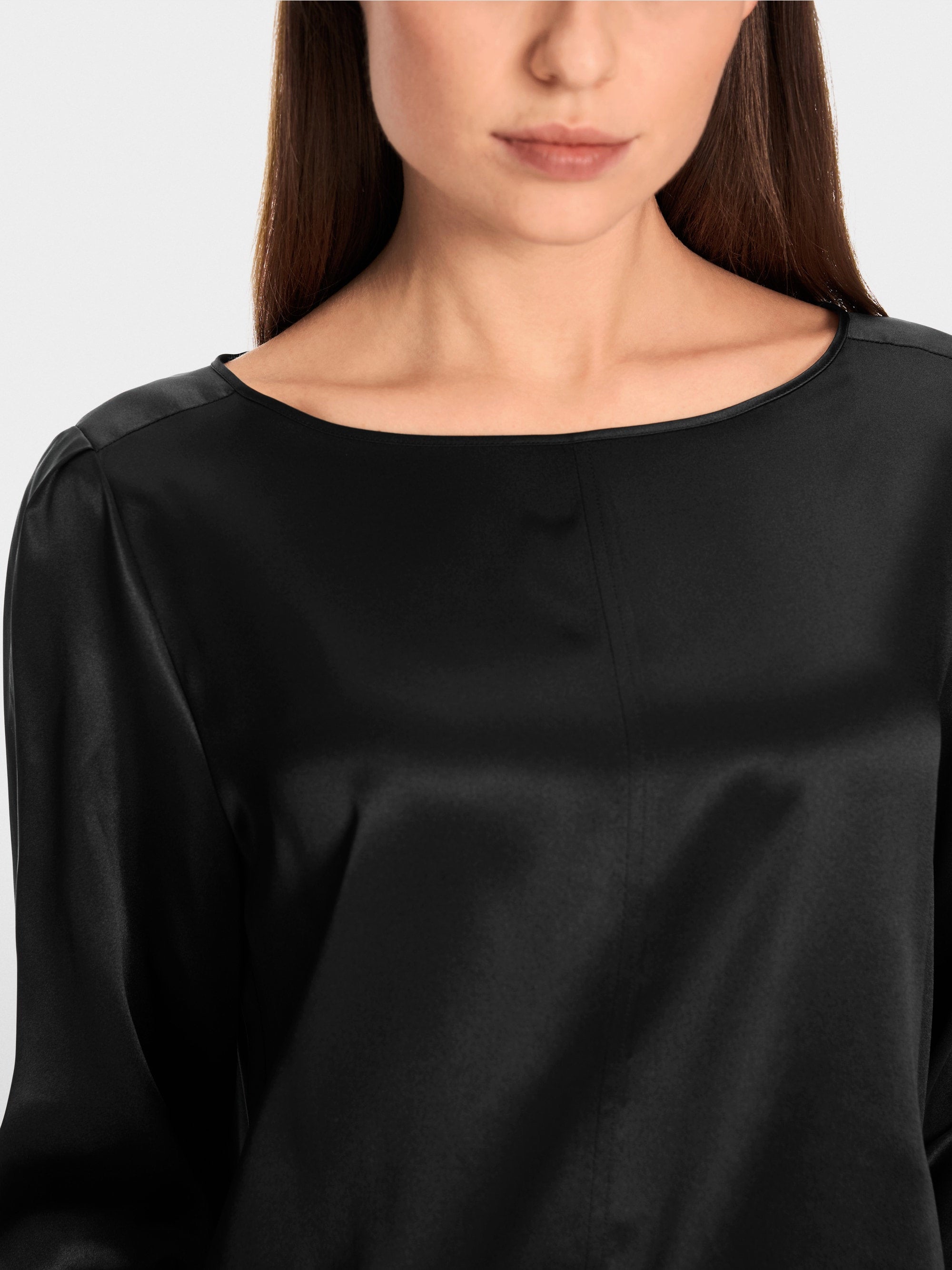 Marc Cain_Feminine Blouse in Pure Silk_YA 51.23 W52_900_03