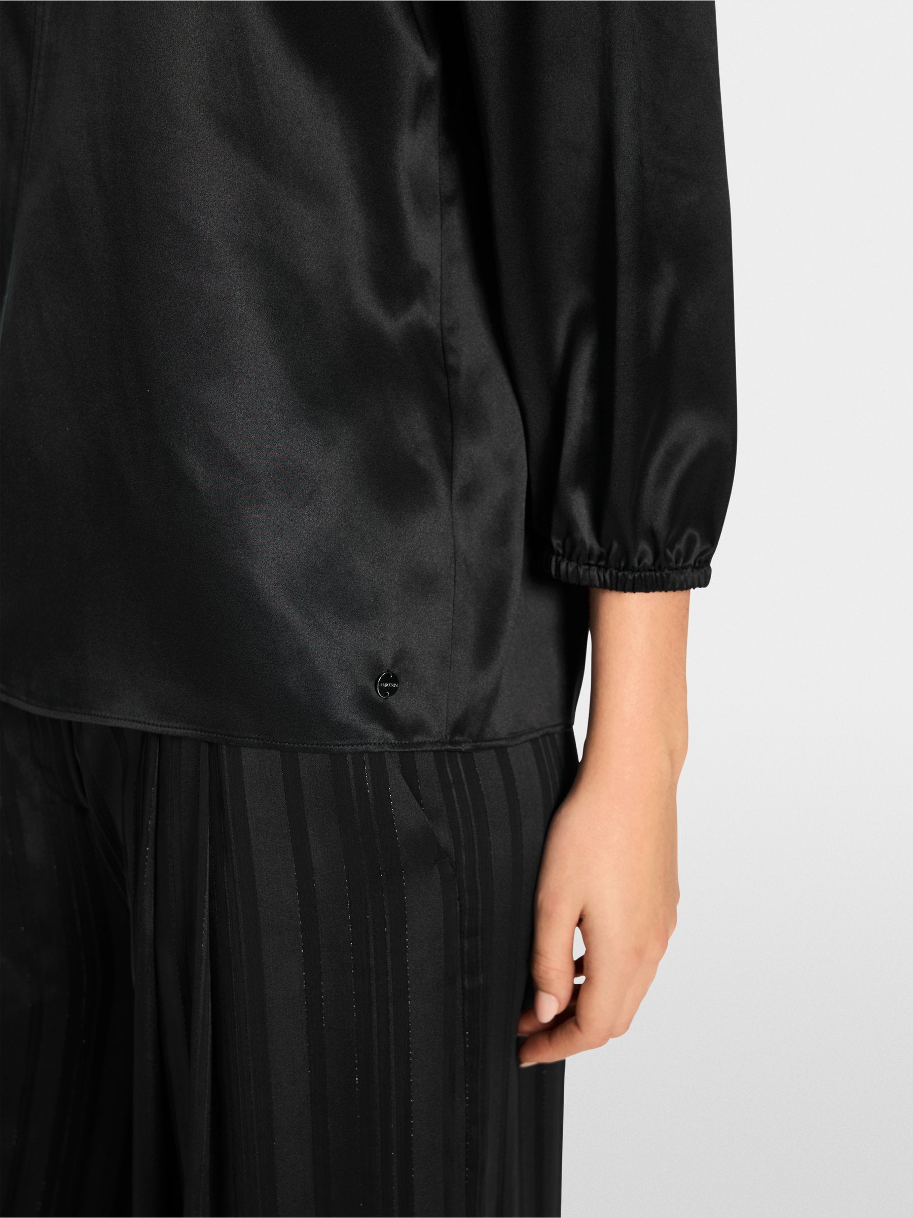 Marc Cain_Feminine Blouse in Pure Silk_YA 51.23 W52_900_04