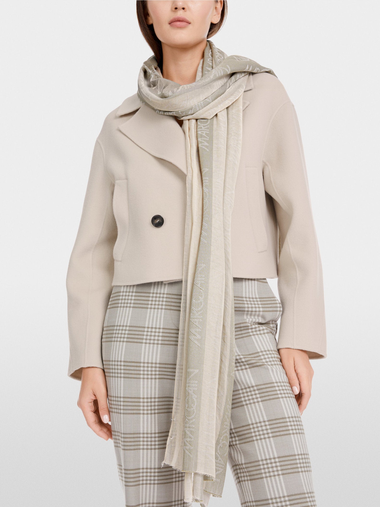 Scarf with Marc Cain Lettering_YC B4.09 Z09_127_03