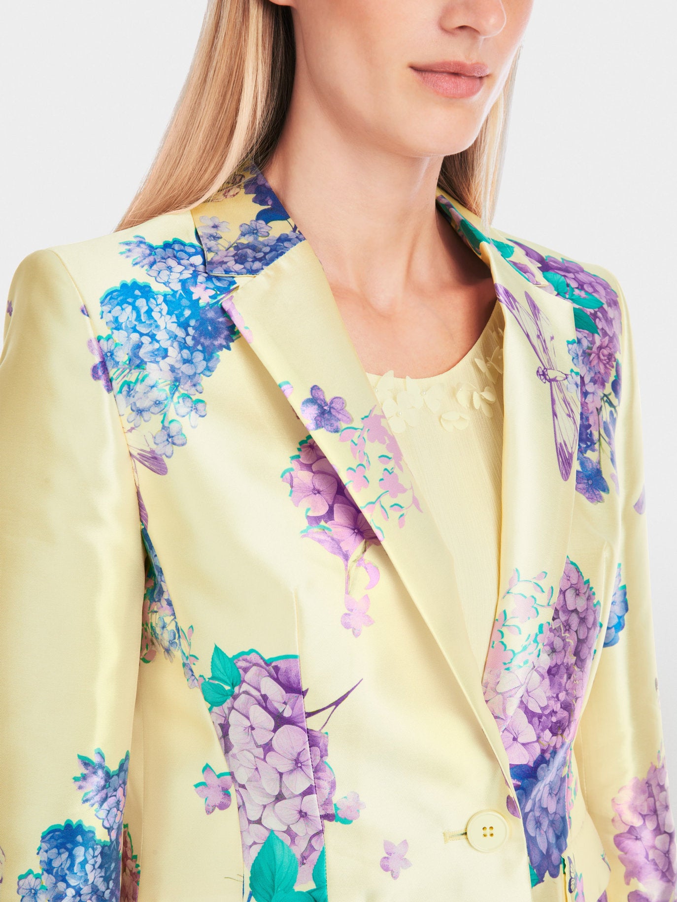 Marc Cain_Fitted Satin Blazer with Print_YG 34.07 W23_405_04