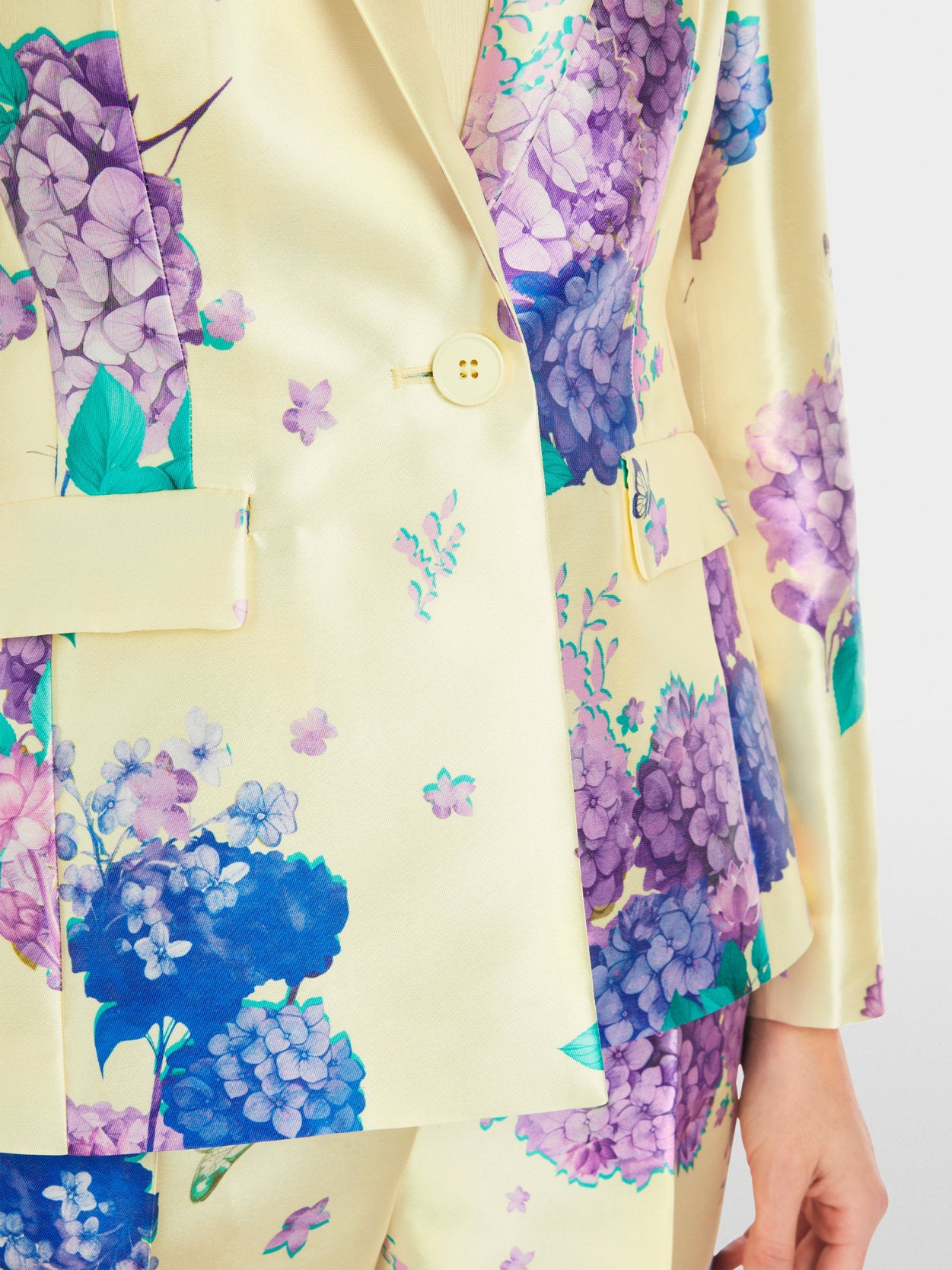 Marc Cain_Fitted Satin Blazer with Print_YG 34.07 W23_405_05