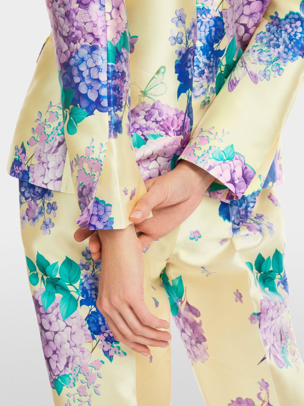 Marc Cain_Fitted Satin Blazer with Print_YG 34.07 W23_405_06