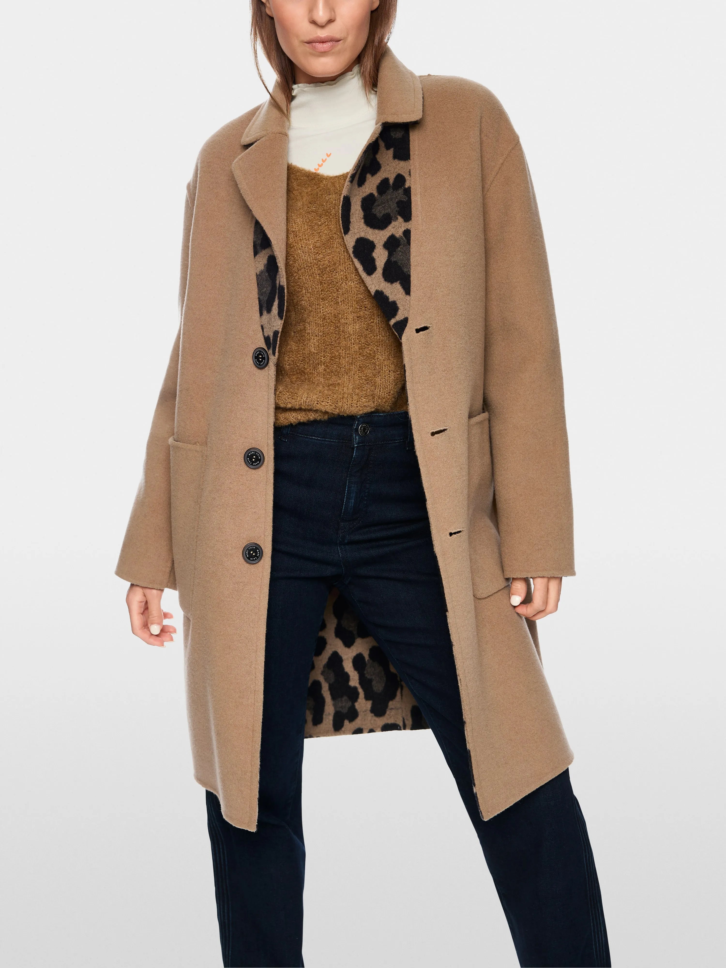Marccain_Milk Coffee_Reversible Coat with Leopard Print_ZS 11.07 W30_624_06