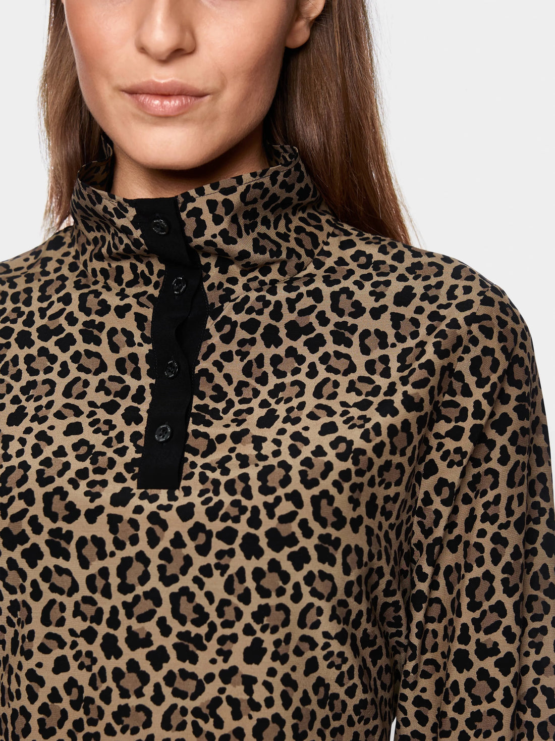 Marccain_Milk Coffee_Viscose Blouse with Leopard Print_ZS 51.17 W34_624_03