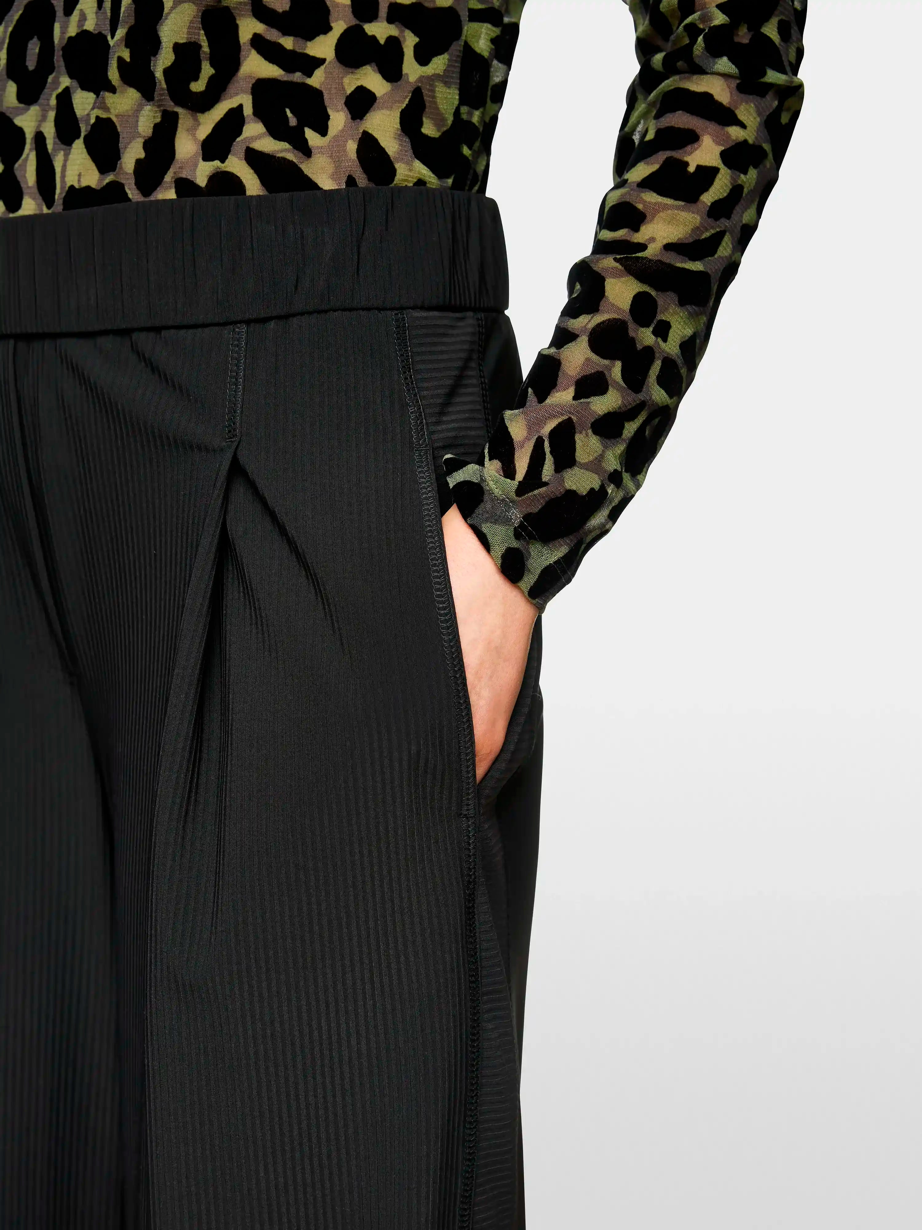 Marc Cain_Black_WEDI Rethink Together Slip-On Trousers_ZS 81.20 J40_900_03