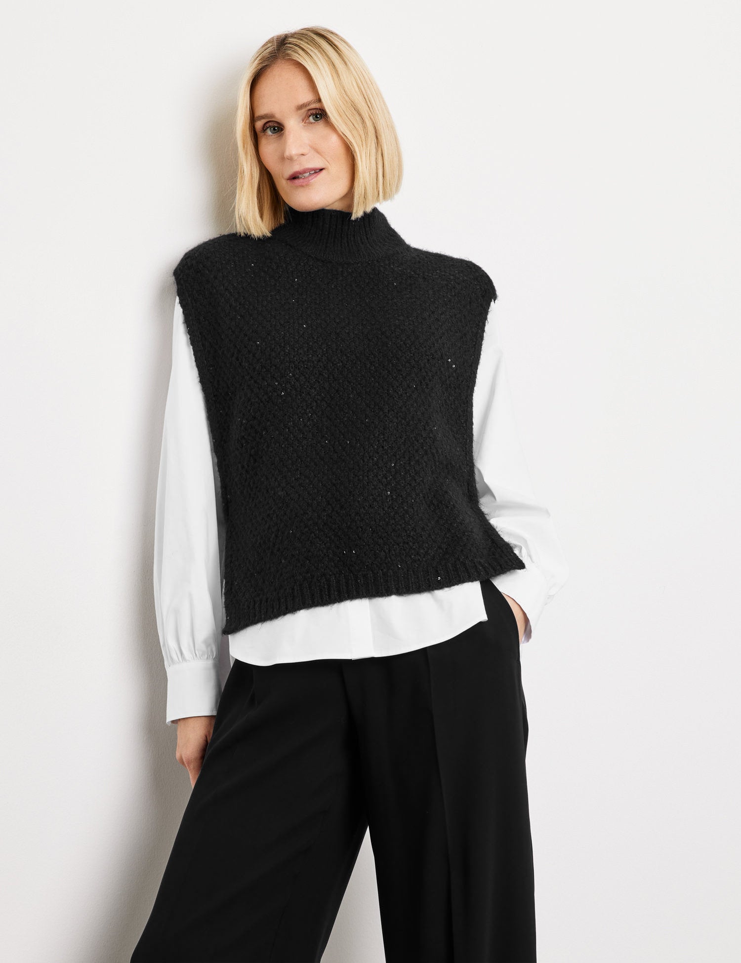 Poncho With A Turtleneck And Decorative Sequins_101030-72052_11000_01