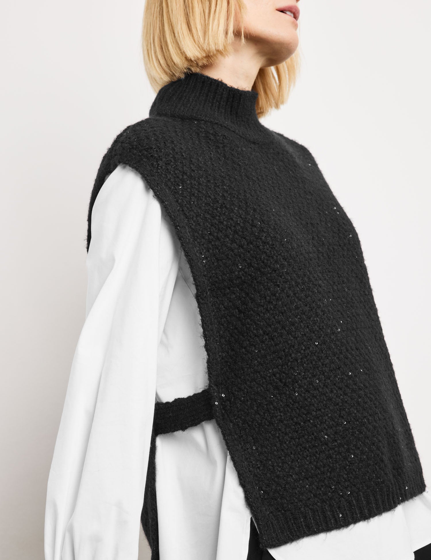 Poncho With A Turtleneck And Decorative Sequins_101030-72052_11000_04