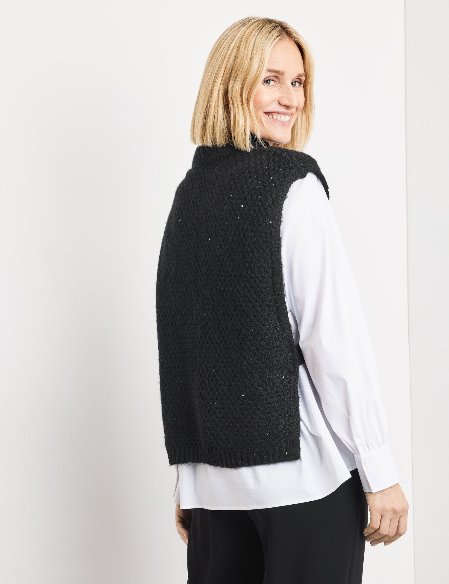 Poncho With A Turtleneck And Decorative Sequins_101030-72052_11000_06