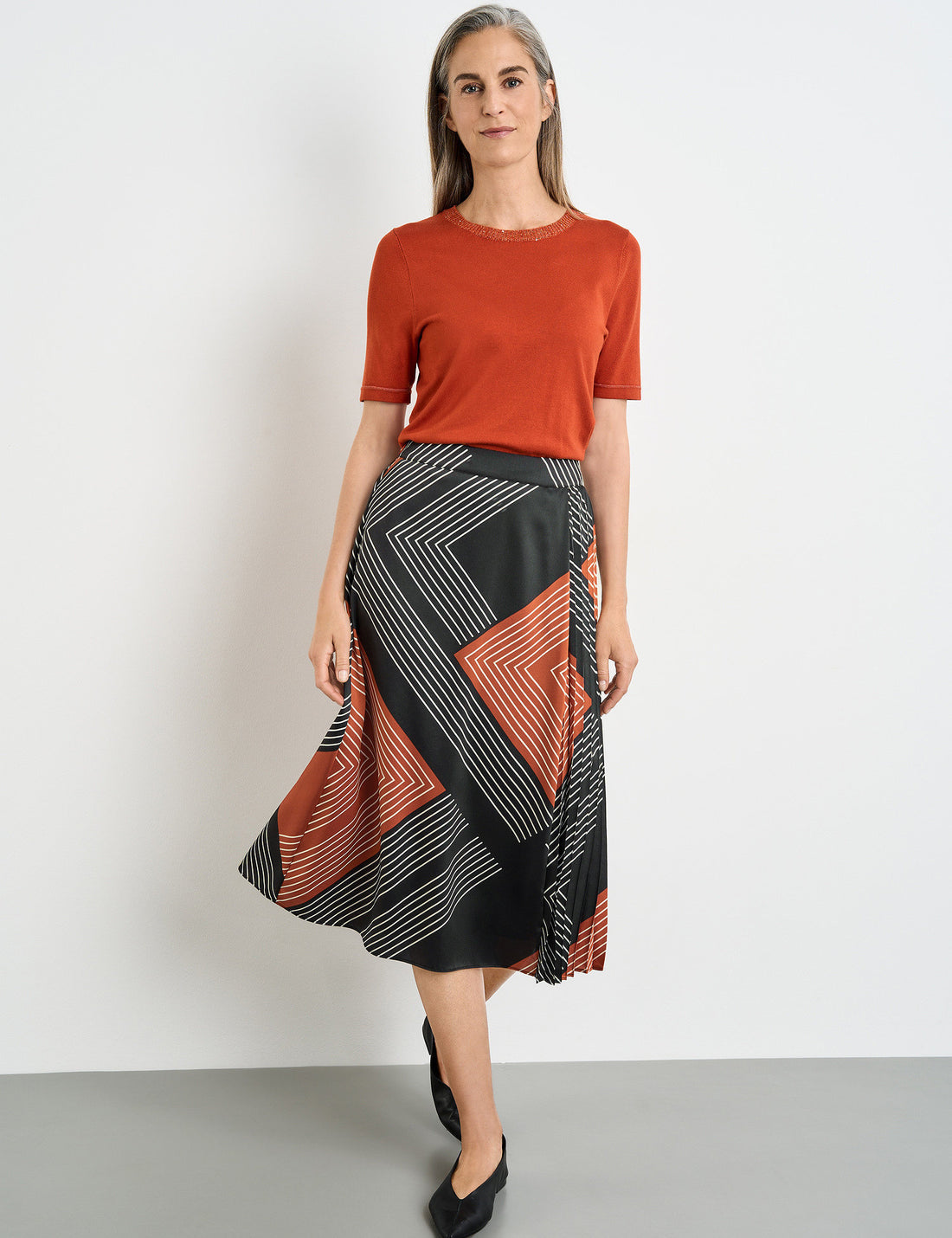 Midi Skirt With Pleated Detail_210016-31515_2070_01