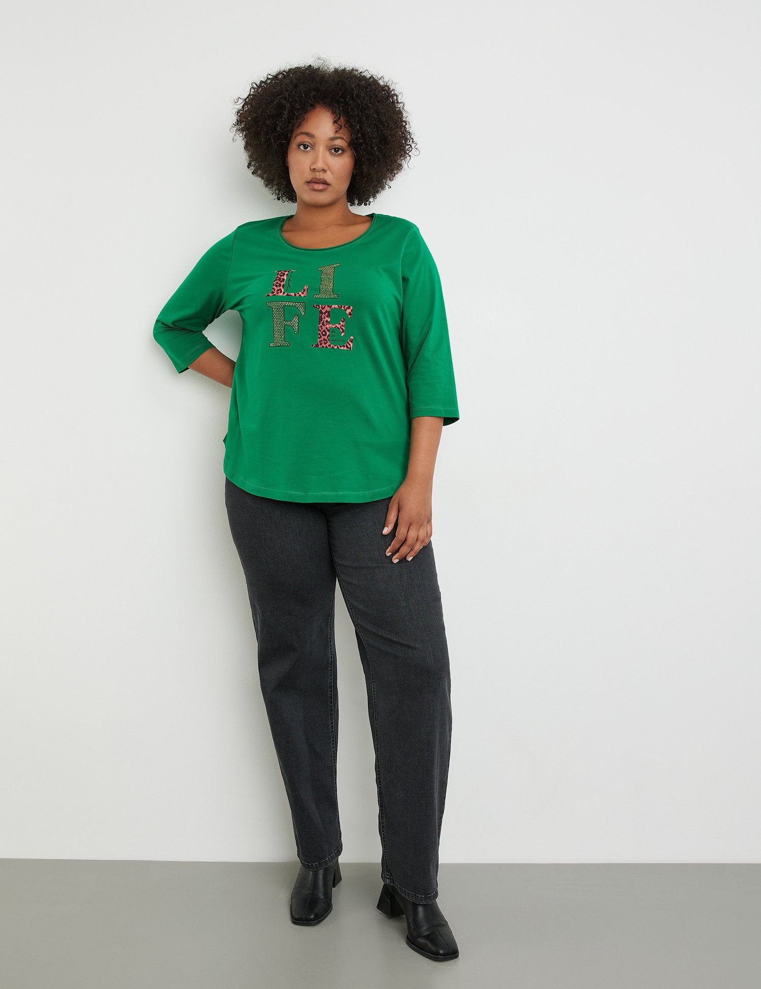 3/4-Sleeve Top With A Front Print_371222-26324_5552_05