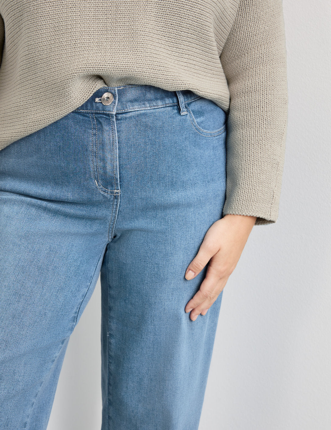 Carlotta Wide-Leg Jeans_420003-21401_8959_04