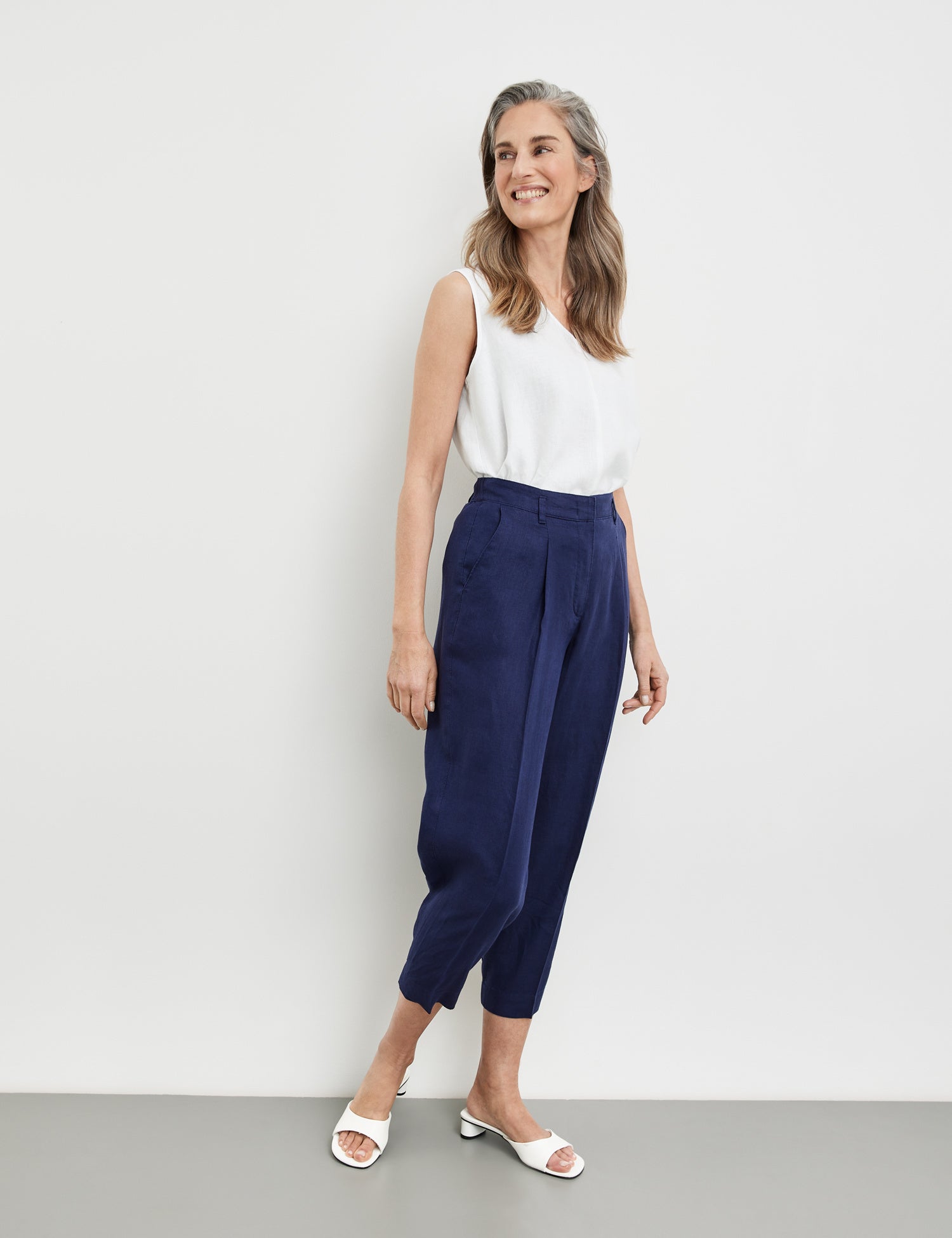 7/8-Length Trousers With A Waist Pleat