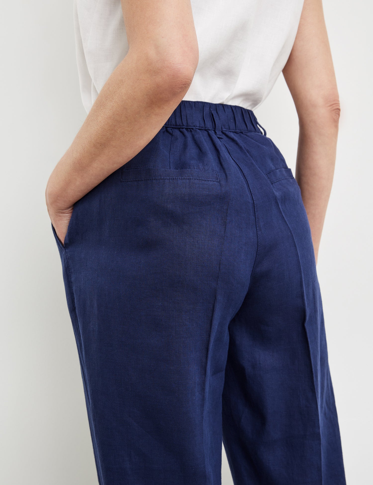 7/8-Length Trousers With A Waist Pleat