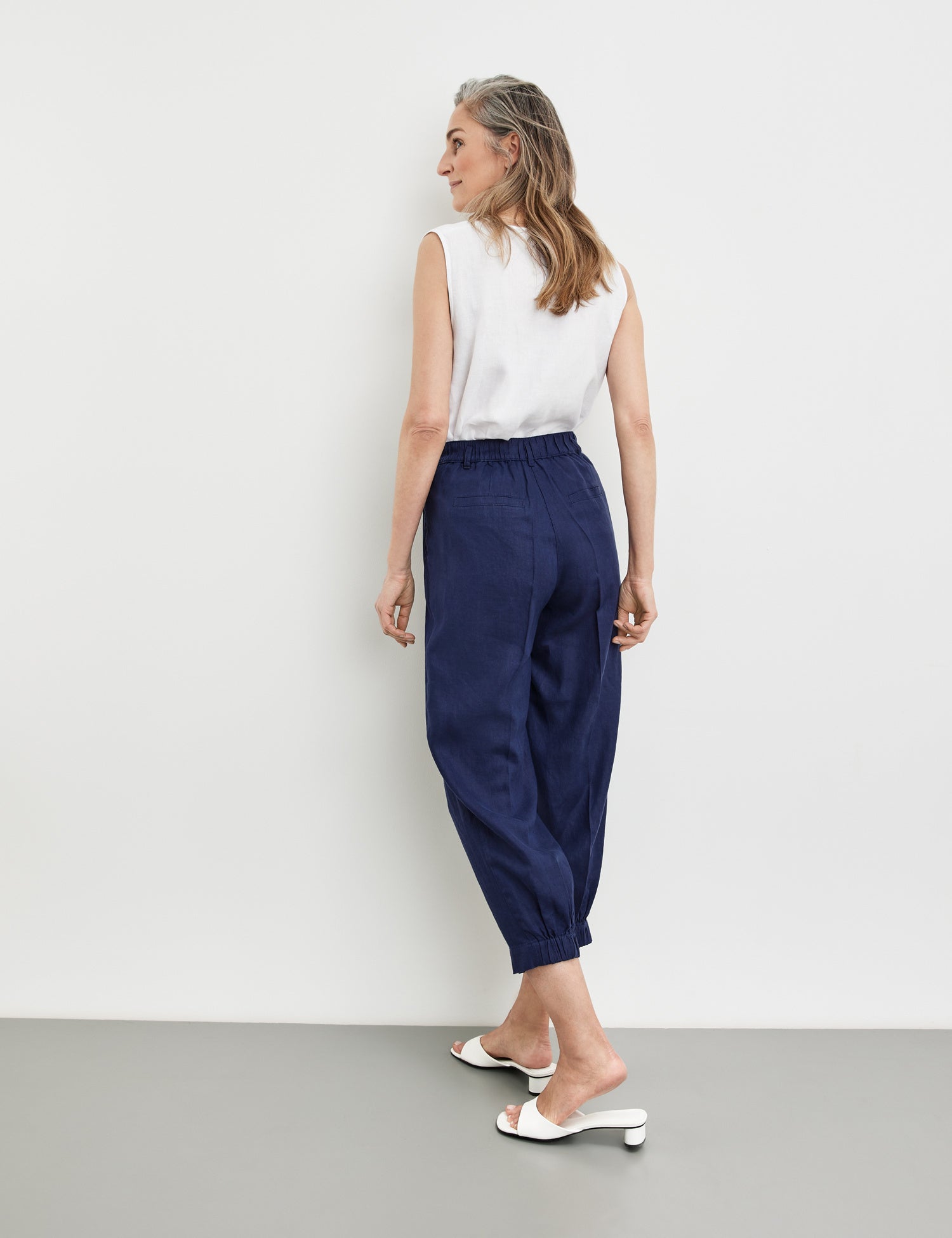 7/8-Length Trousers With A Waist Pleat