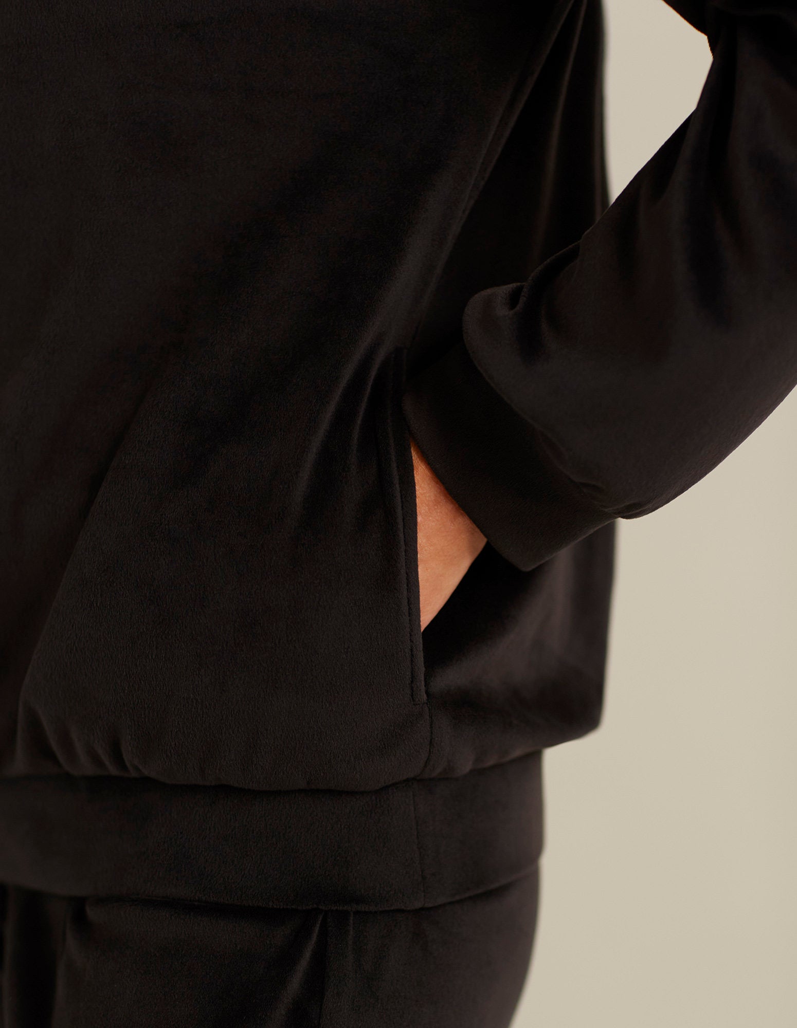 Black Sweatshirt_AMAD163026_072_05