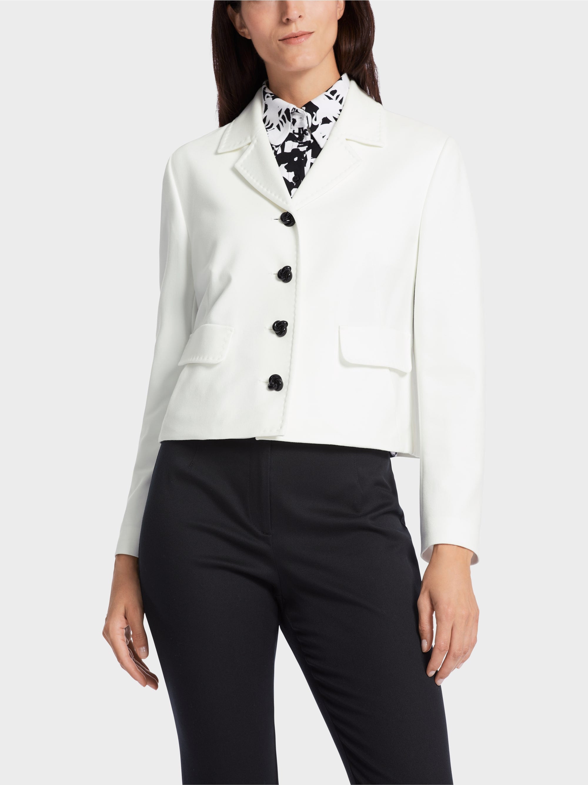 Short Blazer With Quilted Edges_WC 31.07 J42_110_05