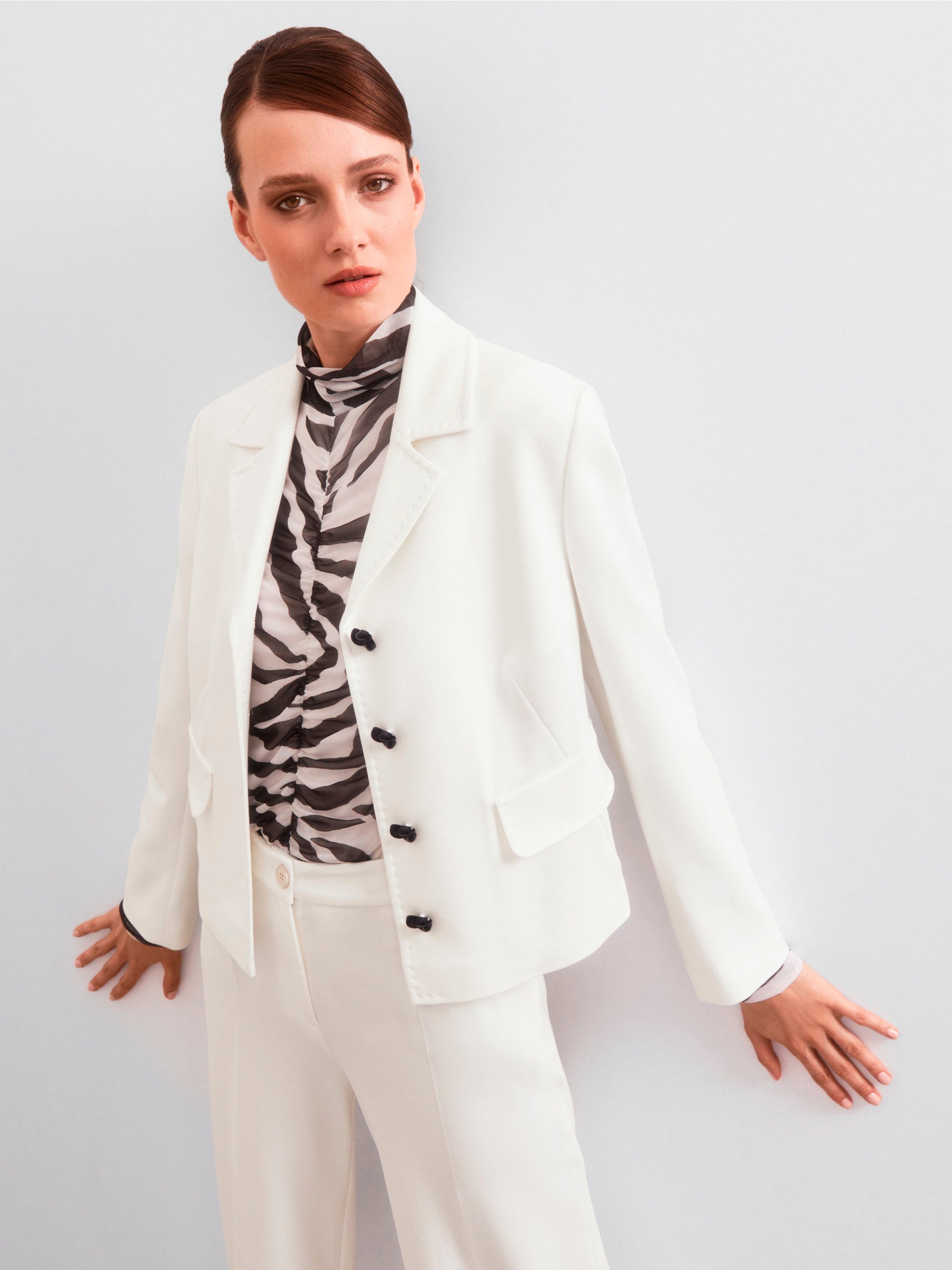 Short Blazer With Quilted Edges_WC 31.07 J42_110_07