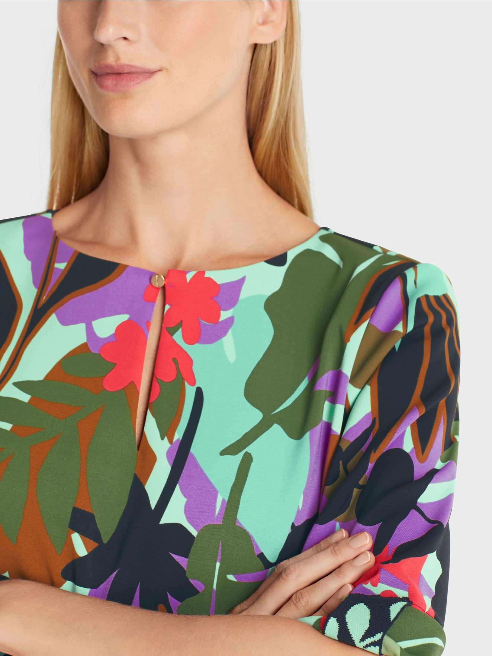 Blouse With A Colourful Leaf Pattern_WC 51.07 W02_562_03