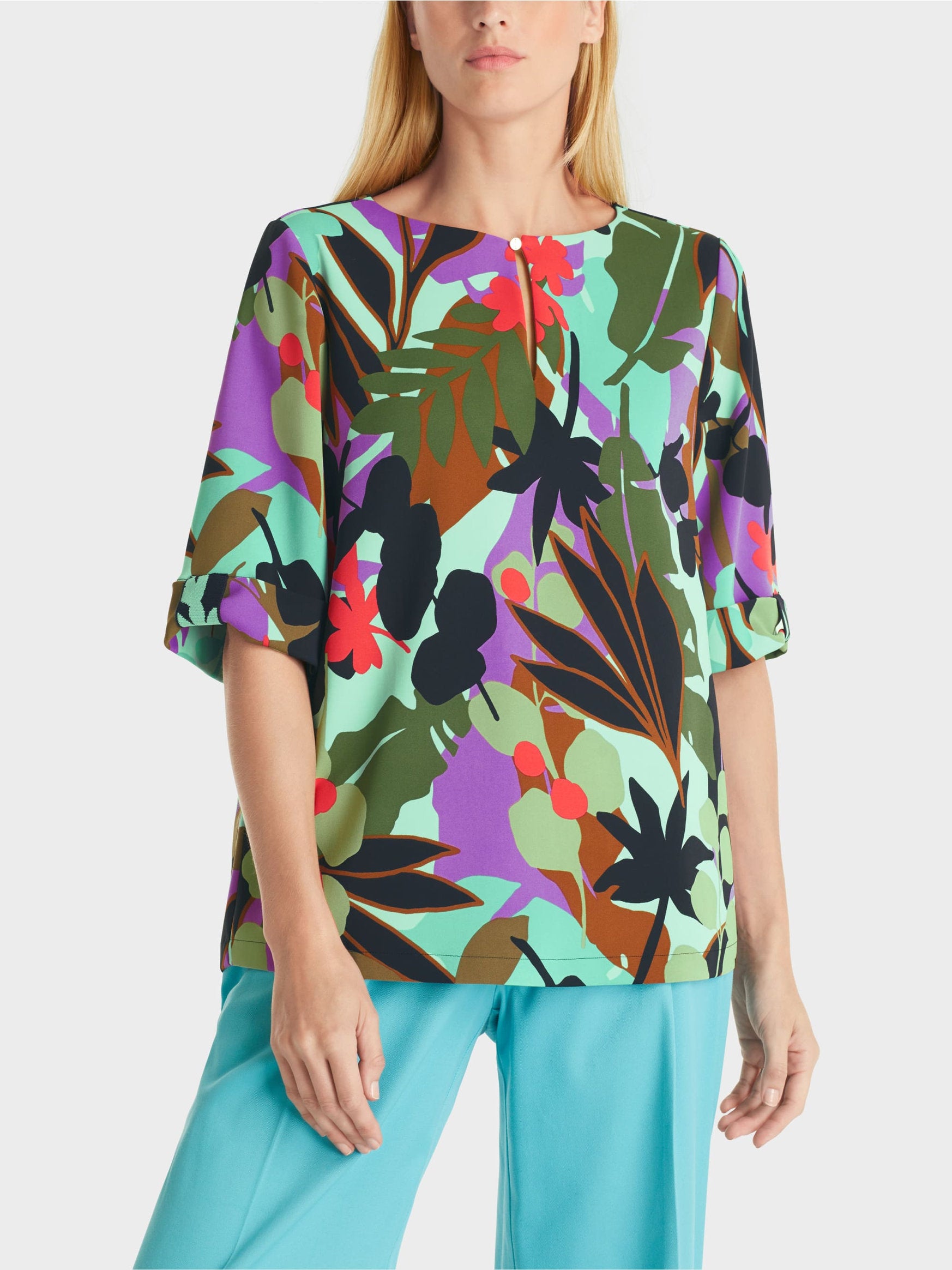 Blouse With A Colourful Leaf Pattern_WC 51.07 W02_562_05