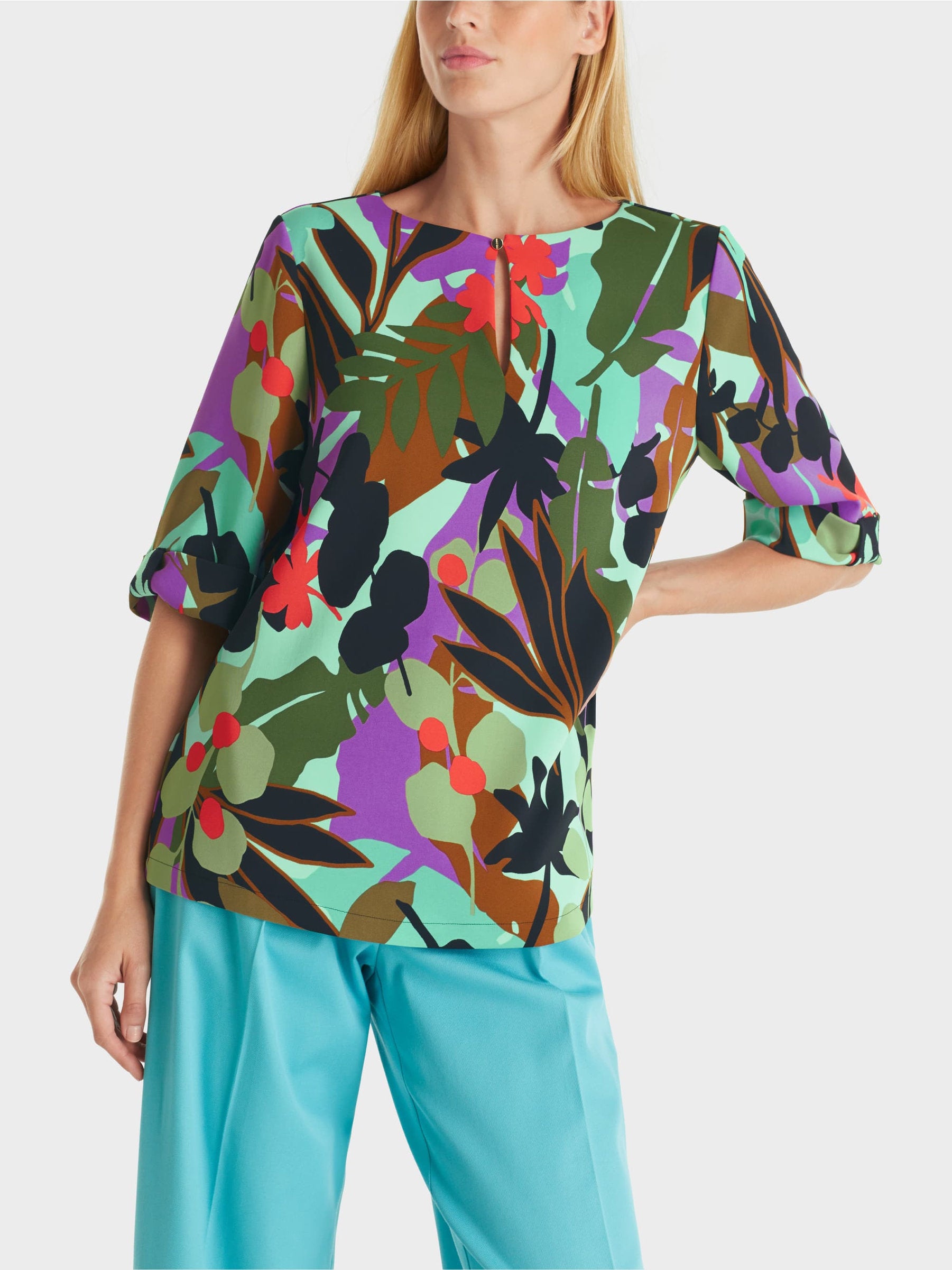 Blouse With A Colourful Leaf Pattern_WC 51.07 W02_562_06