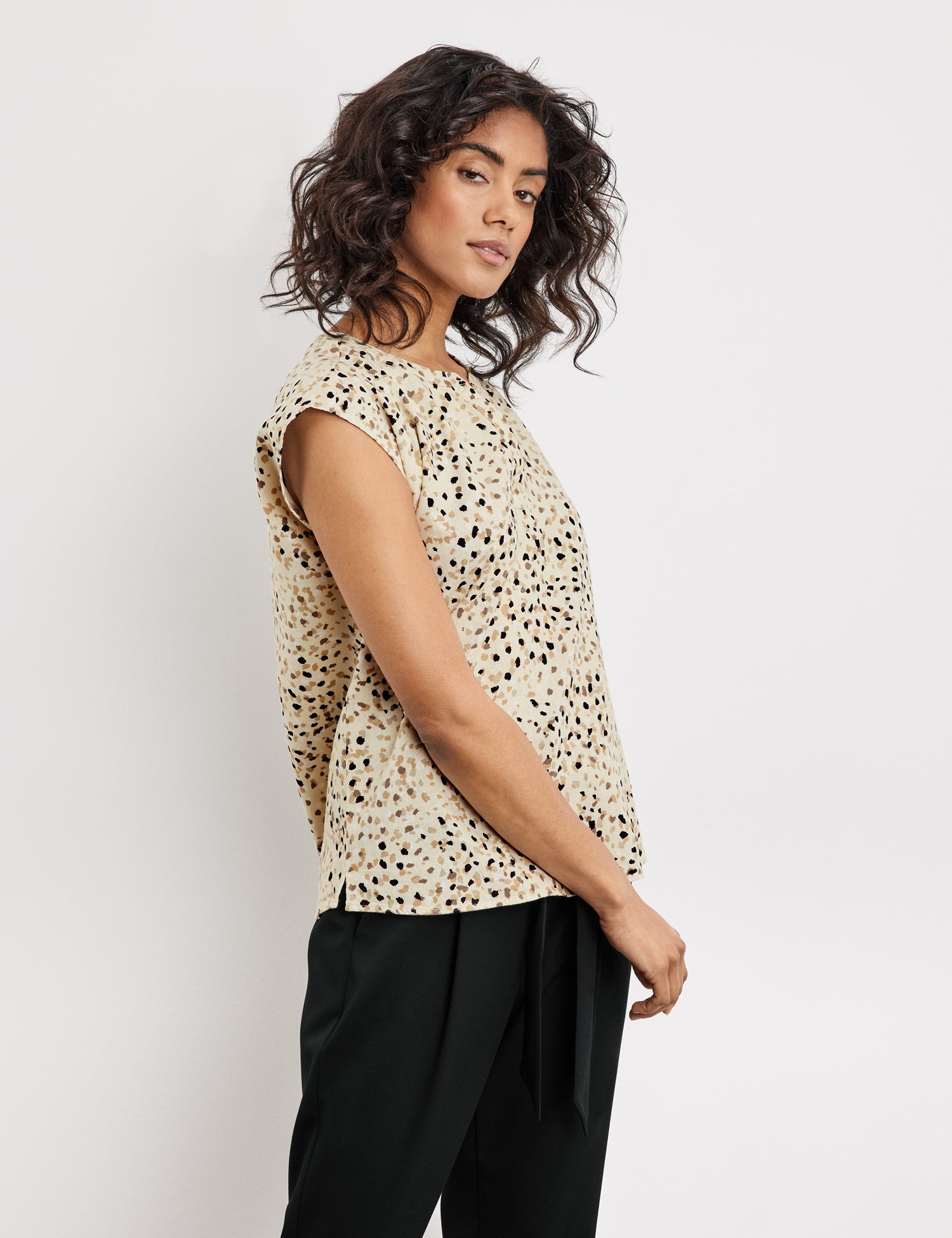 Sleeveless Blouse In A Linen Blend