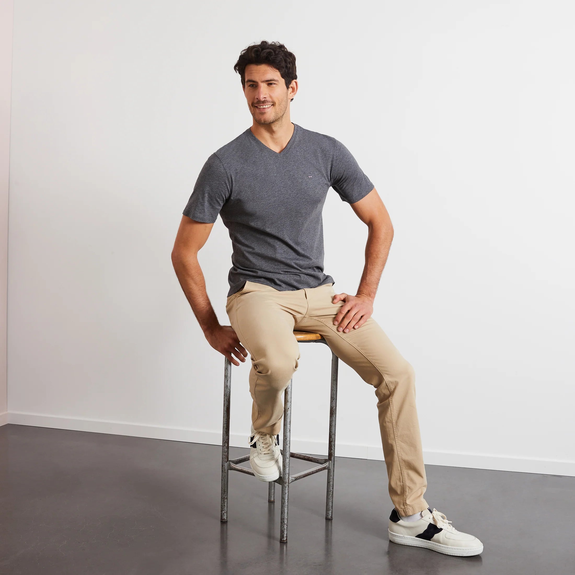 v-neck-grey-light-pima-cotton-t-shirt_ppknitce0008_grf_05