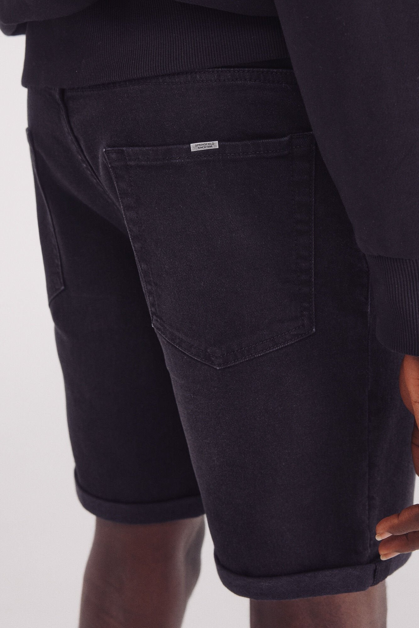 Springfield_Basic Black Slim Fit Denim Bermuda Shorts_0019551_01_06