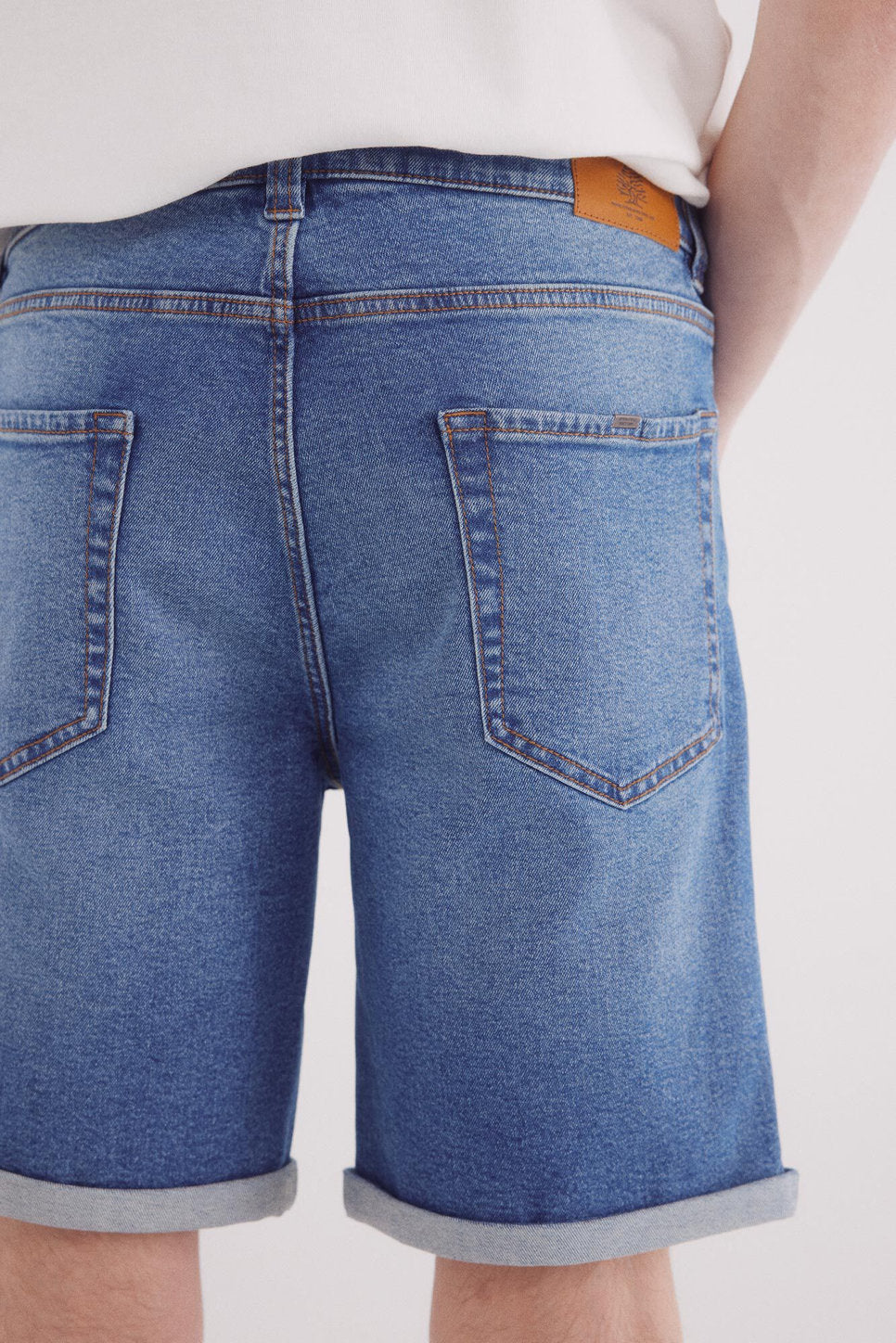Springfield_Essential Medium Washed Denim Shorts_0019553_14_02