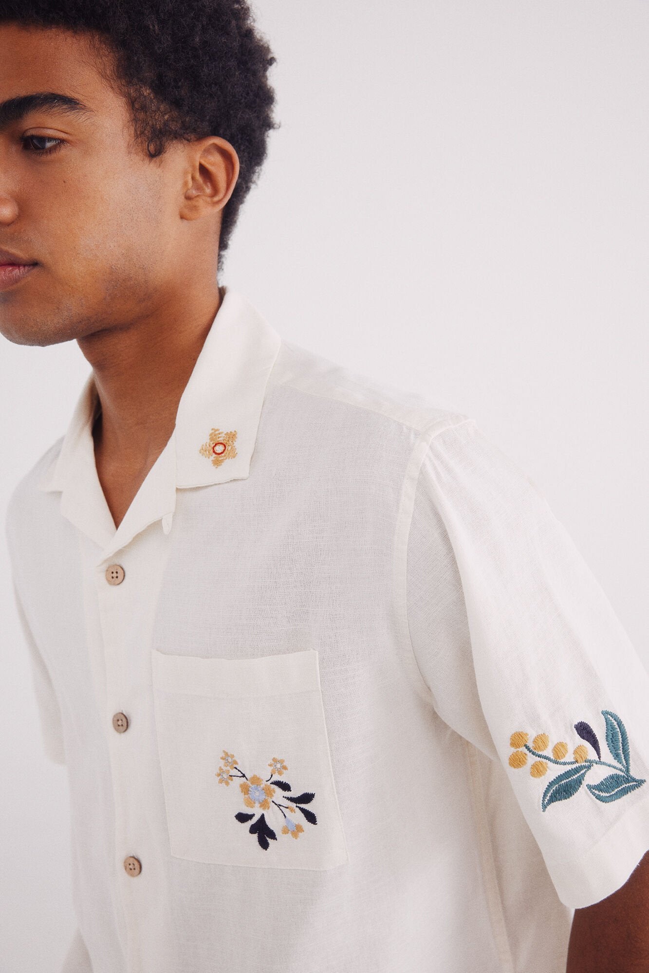 Springfield_Short Sleeve Shirt with Flower Embroidered_0379227_97_02