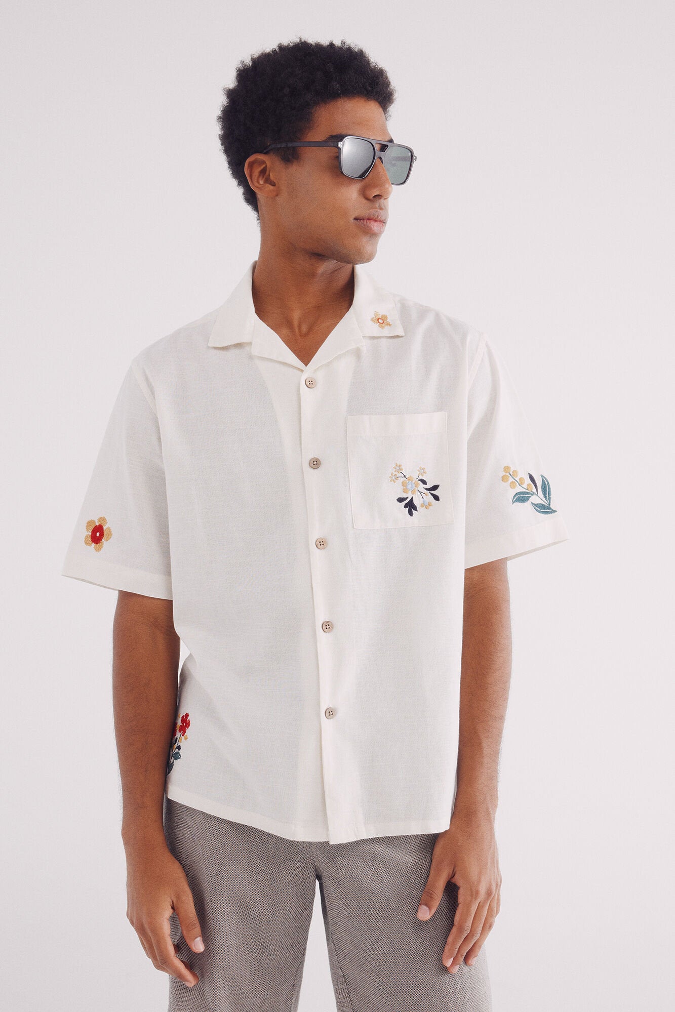 Springfield_Short Sleeve Shirt with Flower Embroidered_0379227_97_07