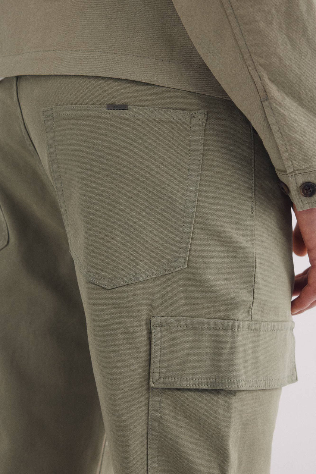 Springfield_Slim Fit Cargo Structured Jeans_0399333_93_05