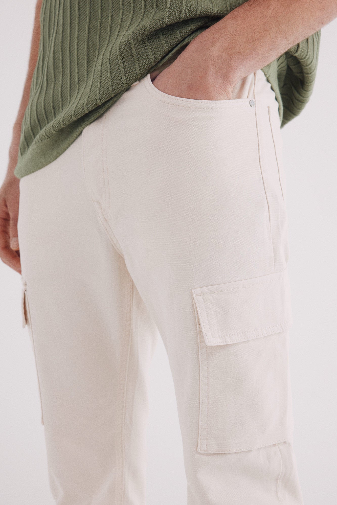 Springfield_Slim Fit Cargo Structured Jeans_0399333_97_04