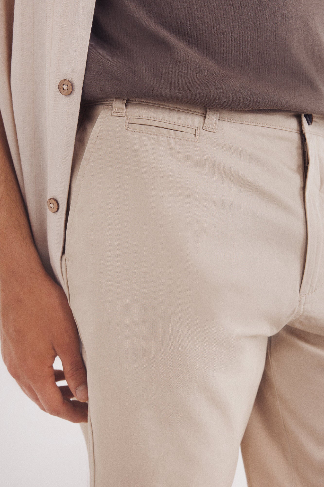 Springfield_Beige_Lightweight Comfort Fit Bermuda Shorts_0432177_37_04