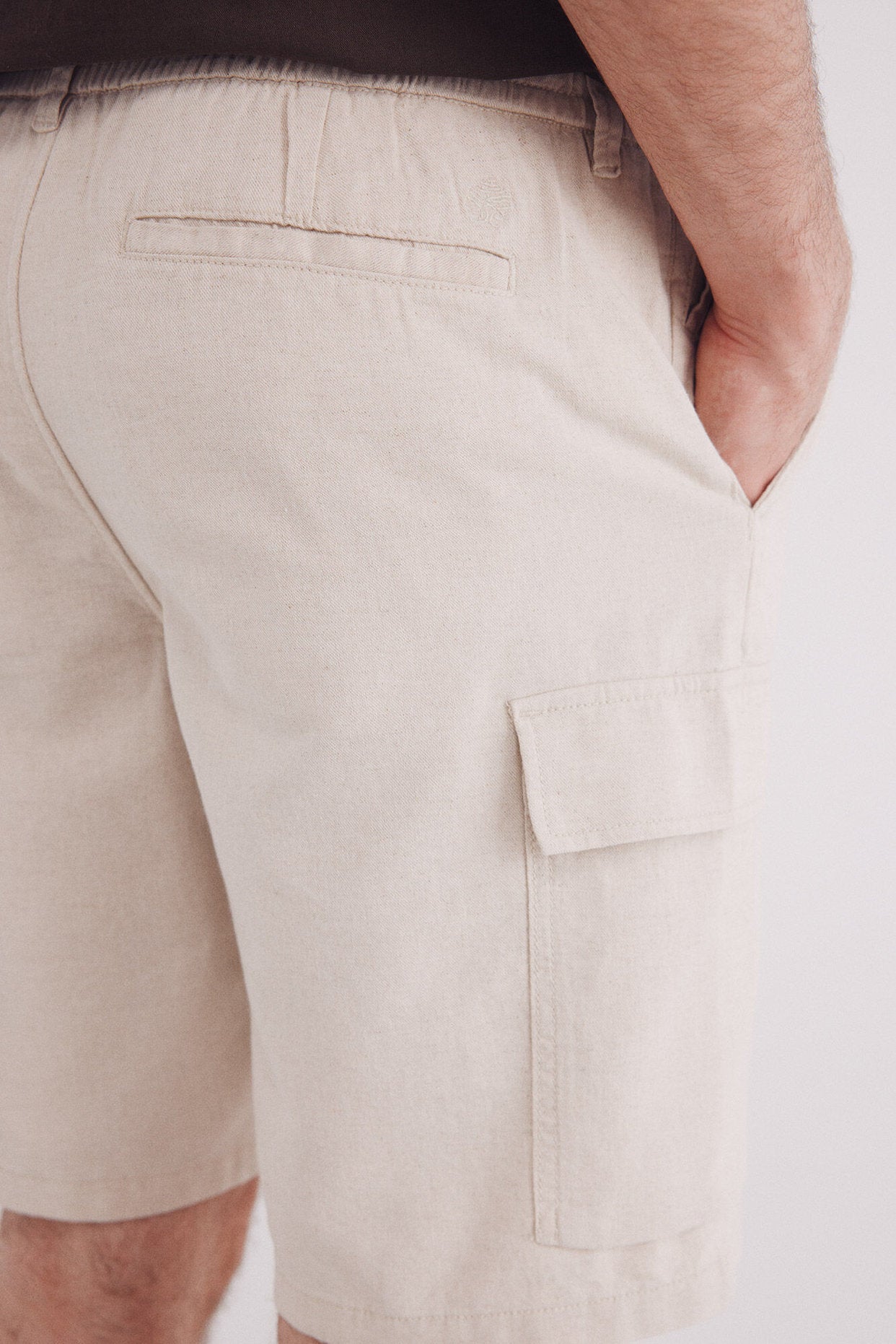 Springfield_Comfort Fit Linen Cargo Bermuda Shorts_0439954_97_06