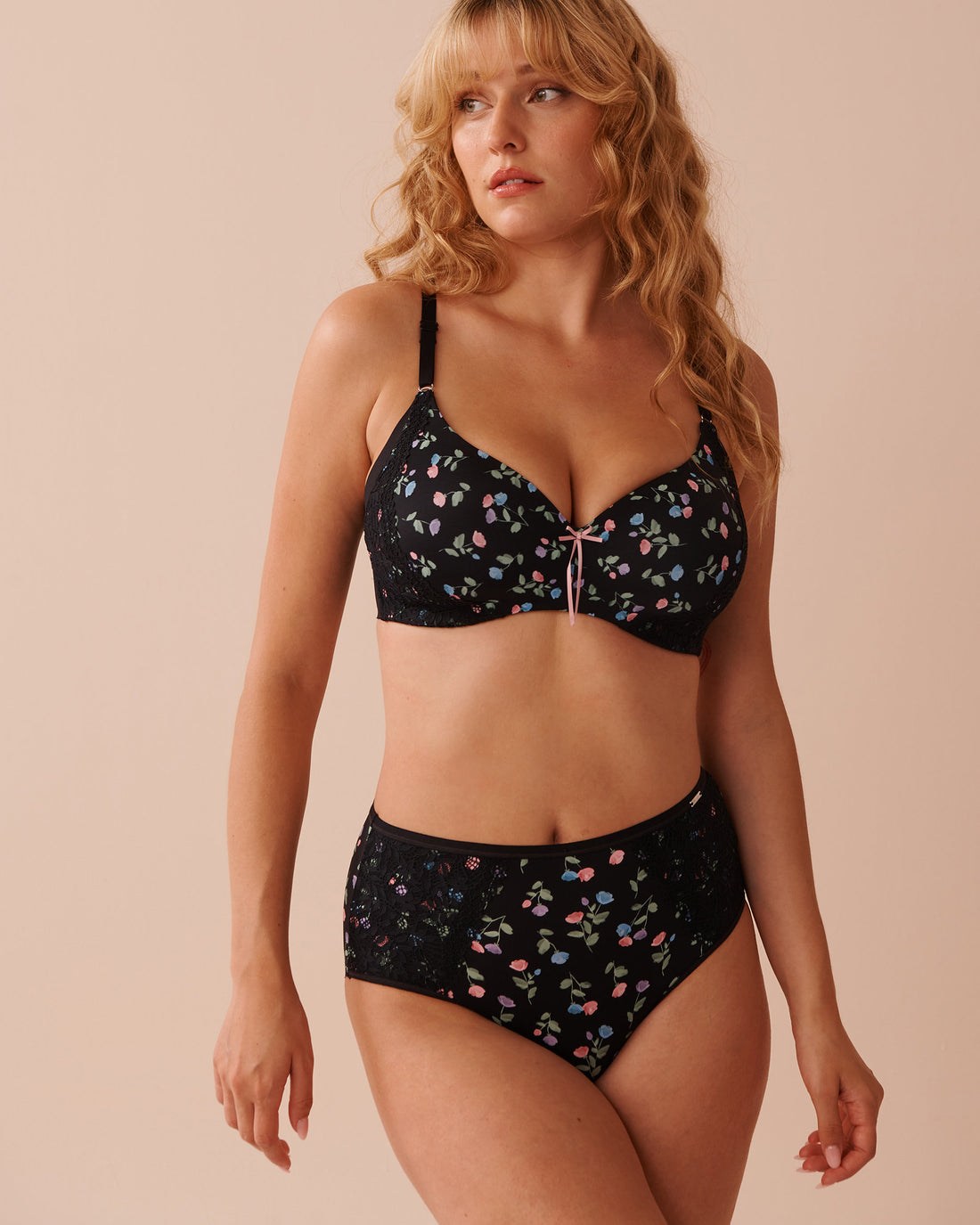 La Vie en Rose_Lightly Lined Wireless Sleek Back Bra in Different Cup Sizes_10200456_P00405_01