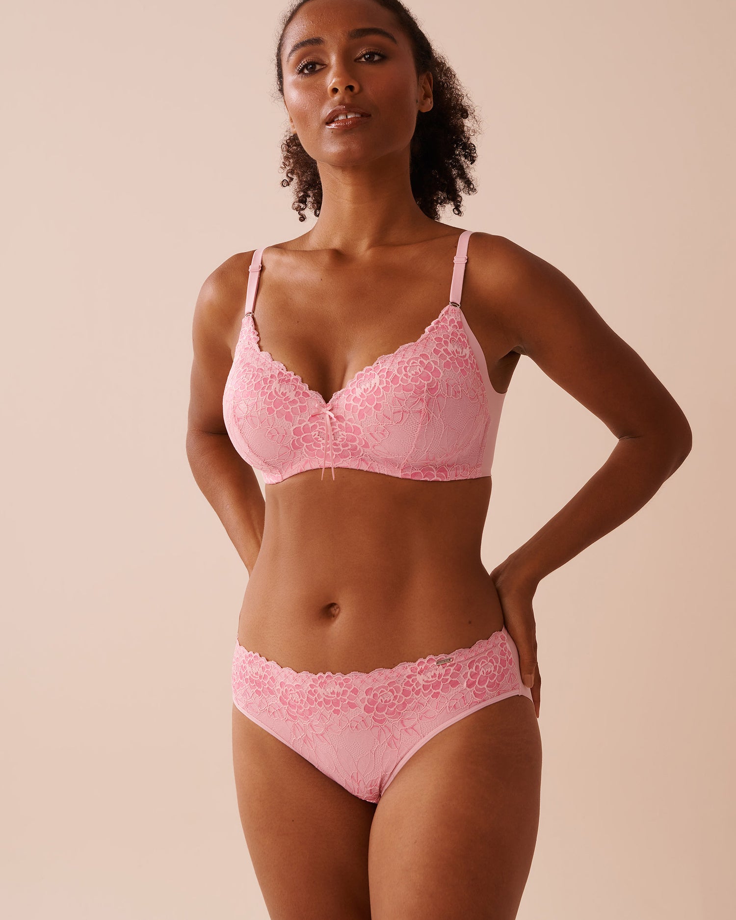 La Vie en Rose_Lightly Lined Wireless Sleek Back Bra in Different Cup Sizes_10200464_60036_01