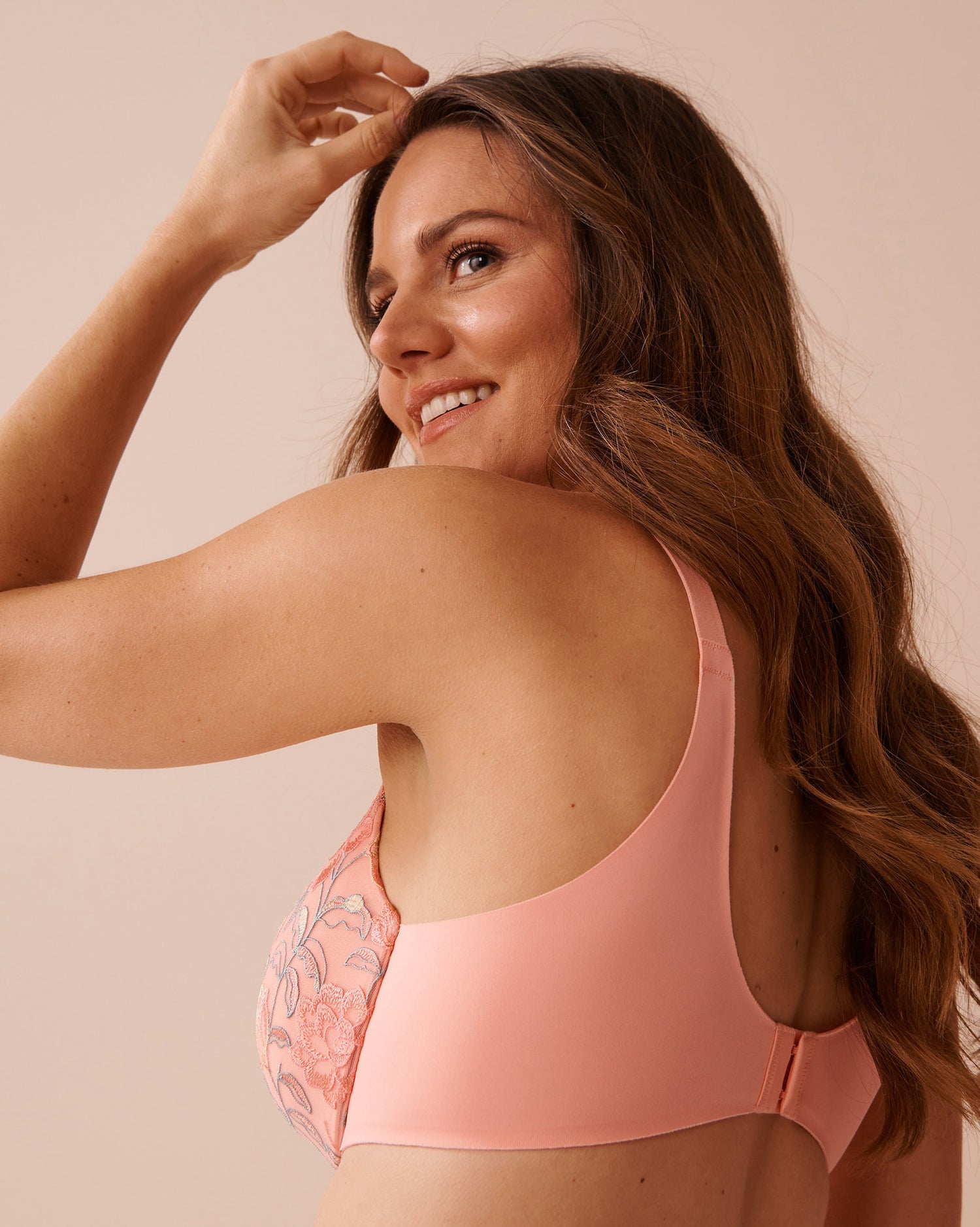 La Vie en Rose_Lightly Lined Sleek Back Bra in Different Cup Sizes_10200473_P70064_03