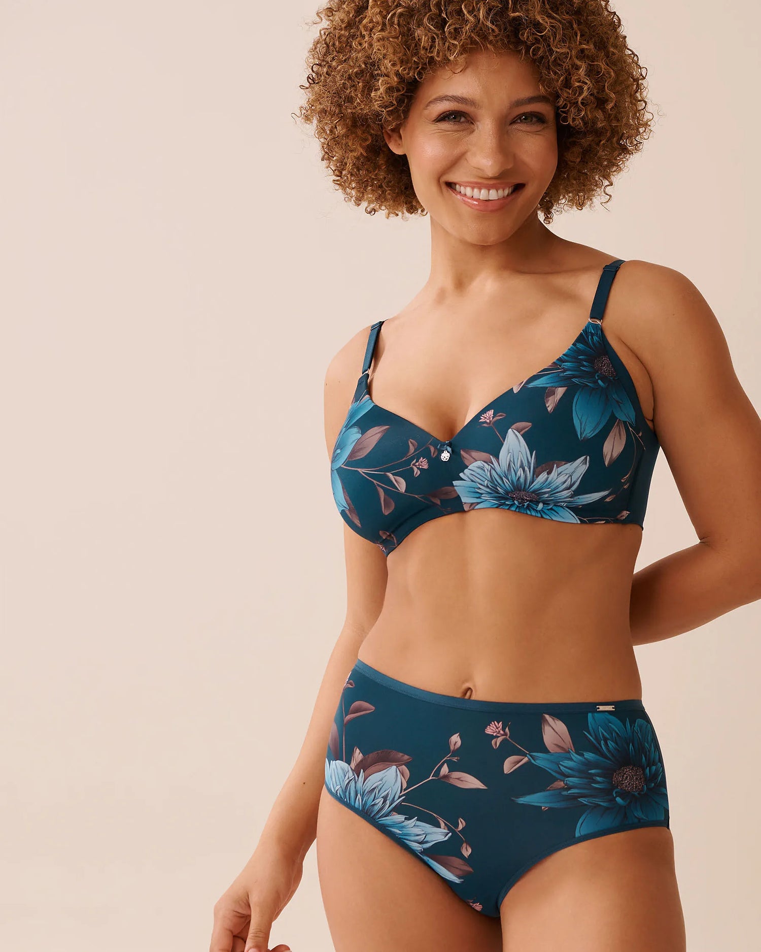 La Vie en Rose_Reflecting Mix Flowers_Lightly Lined Wireless Sleek Back Bra in Different Cup Sizes_10200545_P40478_01