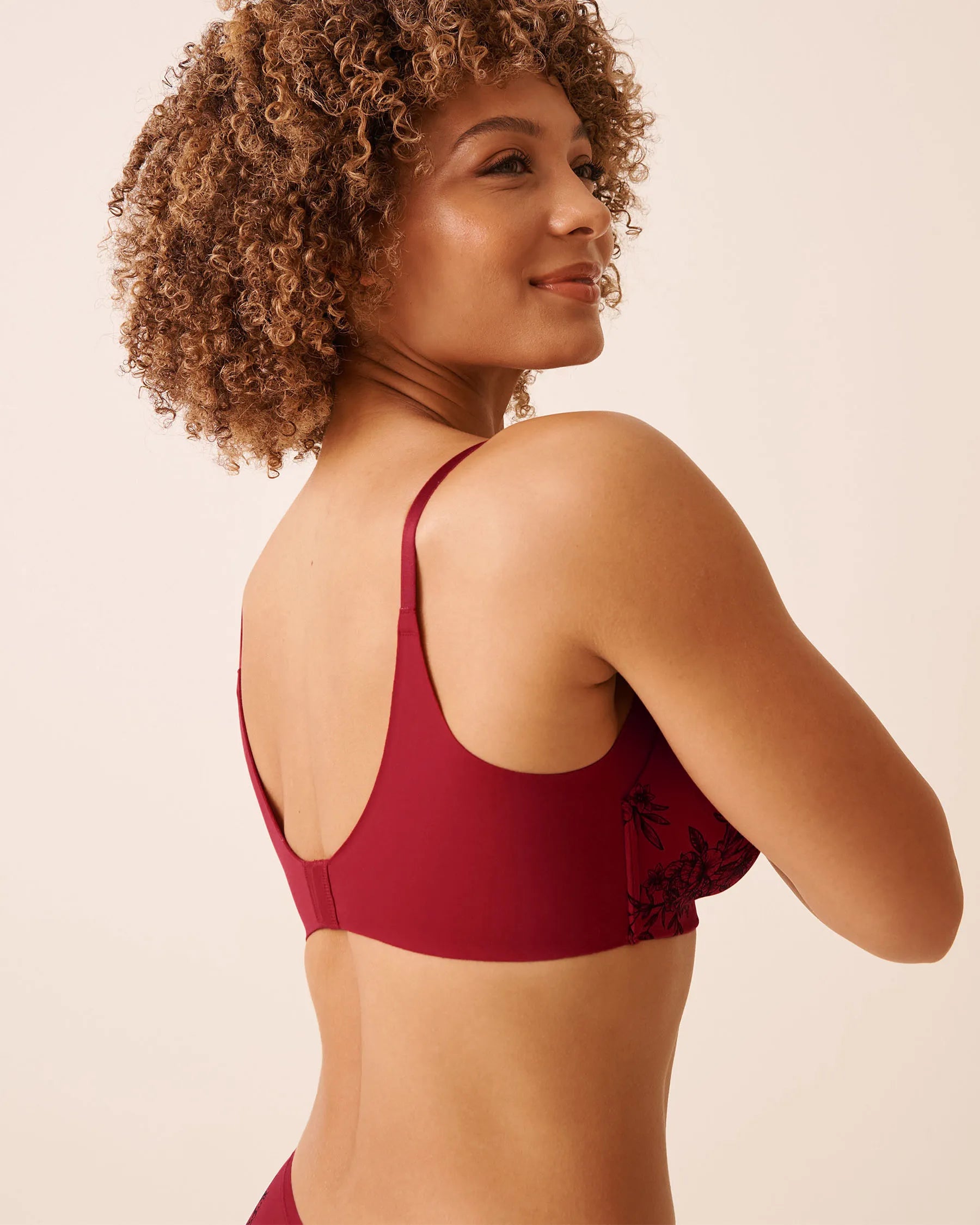 La Vie en Rose_Savvy Red Flowers_Lightly Lined Wireless Sleek Back Bra_10200549_P60419_02