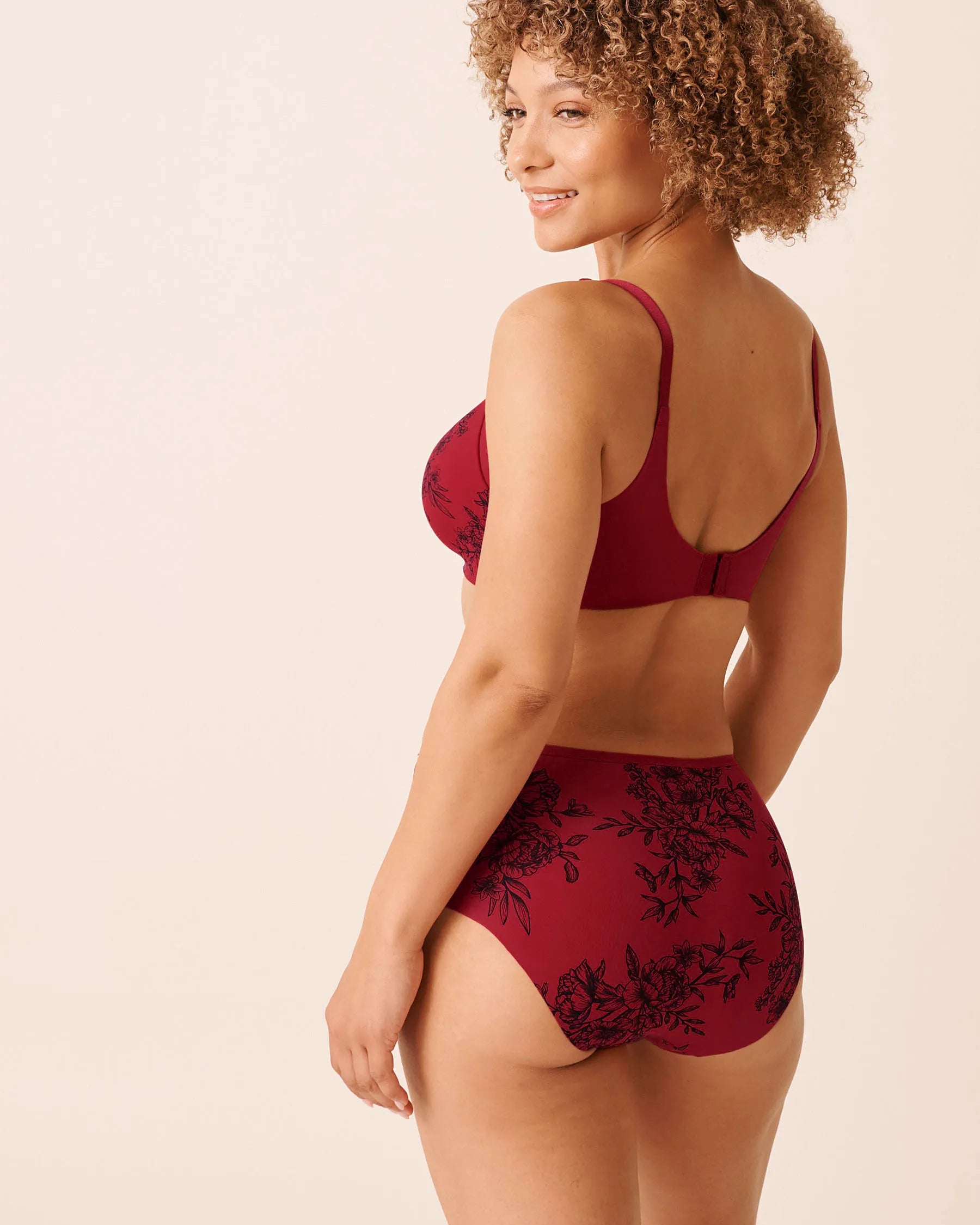 La Vie en Rose_Savvy Red Flowers_Lightly Lined Wireless Sleek Back Bra_10200549_P60419_03